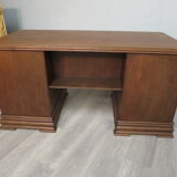 Middle desk in oak and magnifying glass