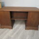 Bureau de milieu en chêne et loupe
