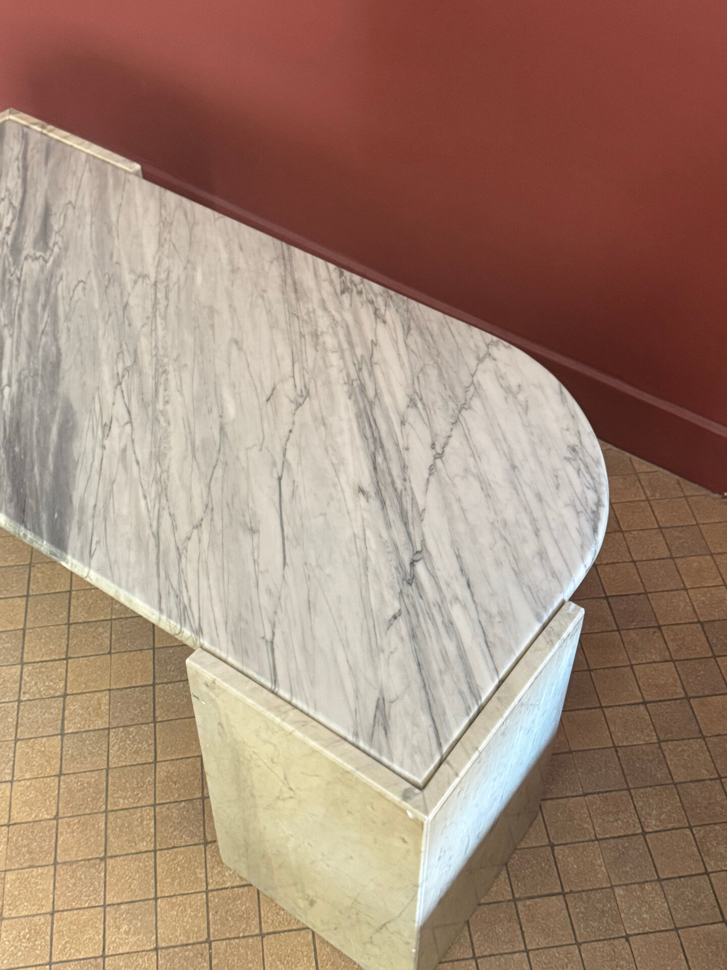 Table basse en marbre de carrare rochebobois