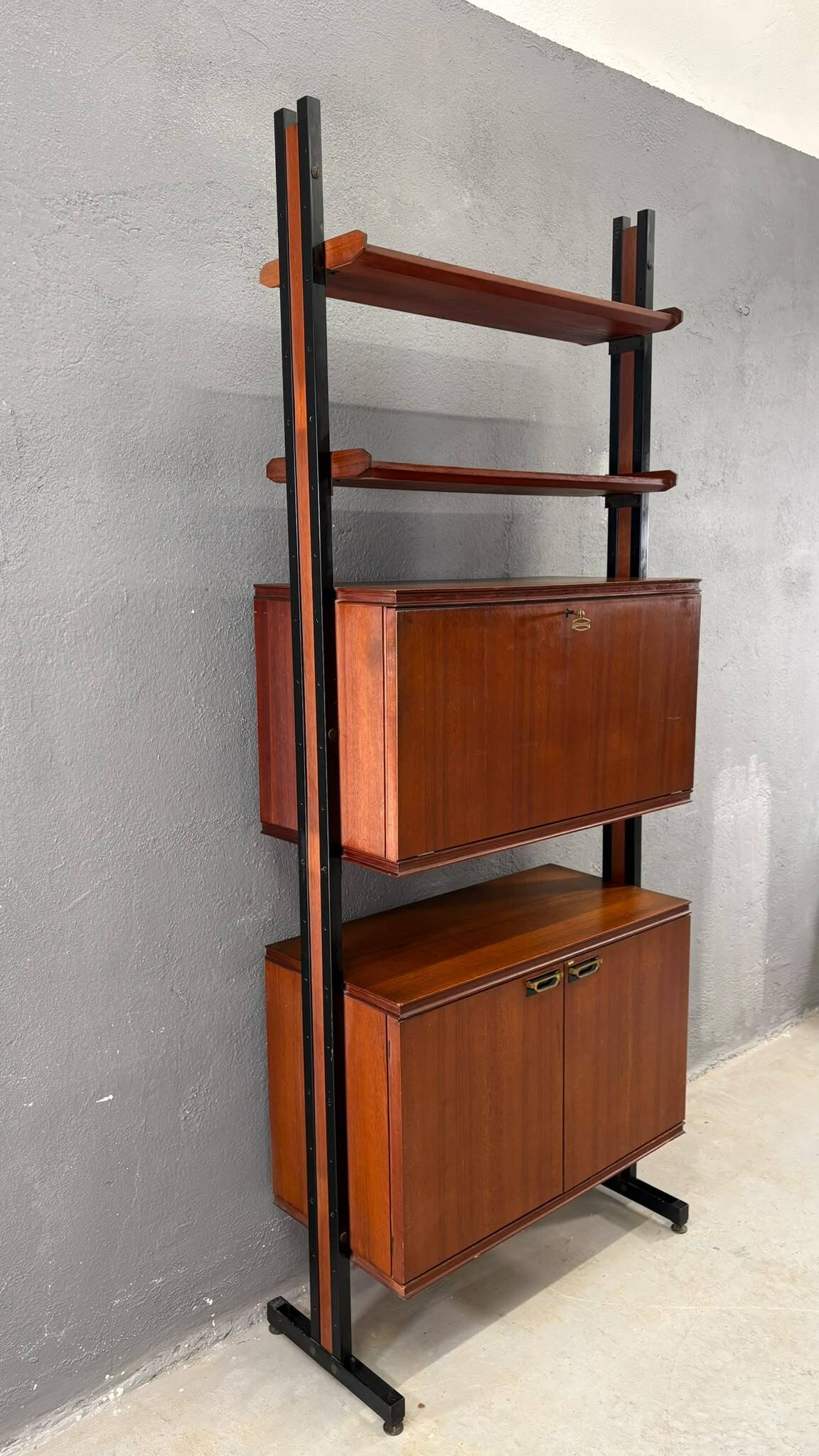 Unité murale modulaire moderne du milieu du siècle, cabinet de rangement en placage et métal noir, années 1960, Europe