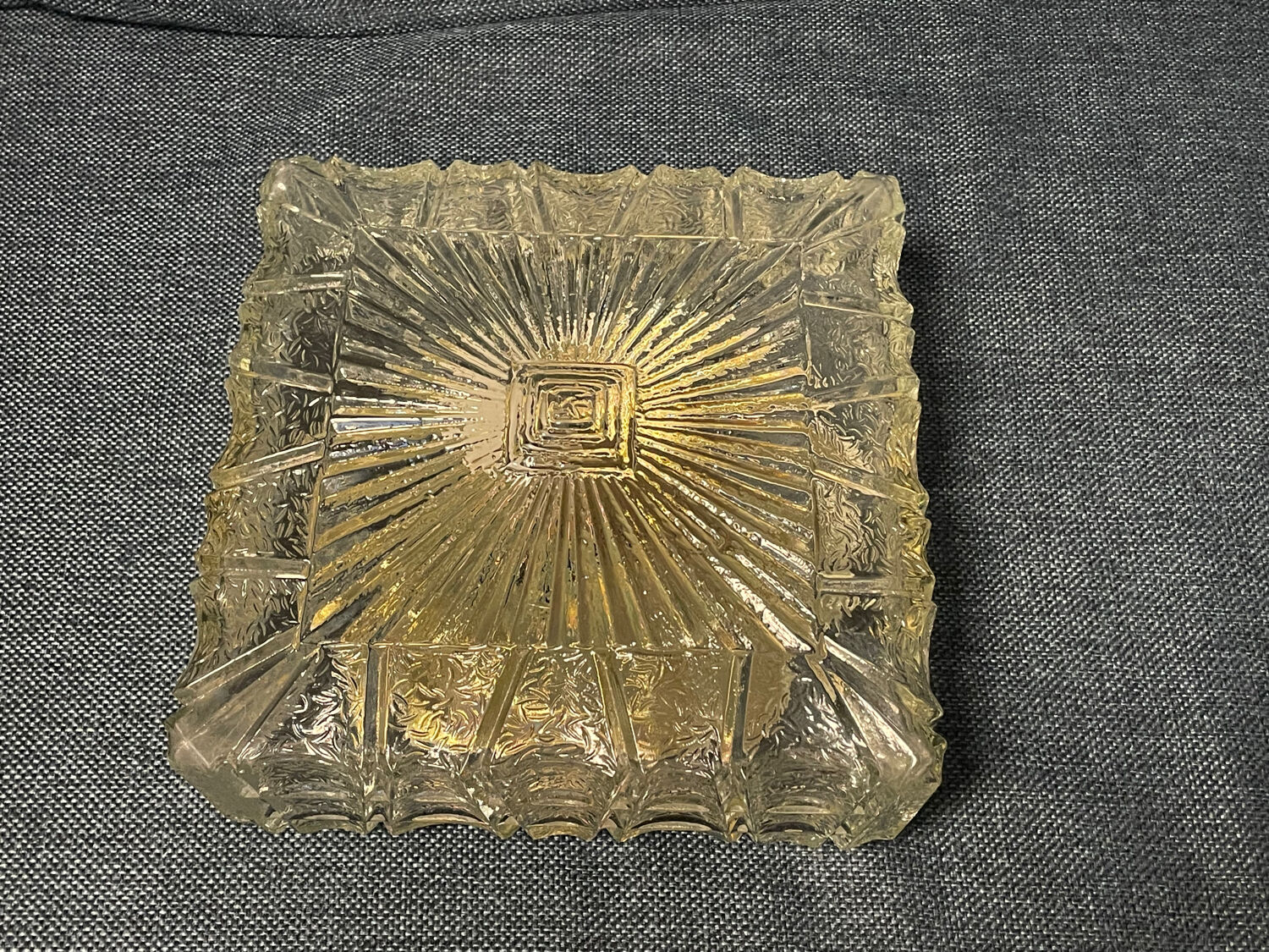 Plafonnier carré en verre vintage, motif soleil.