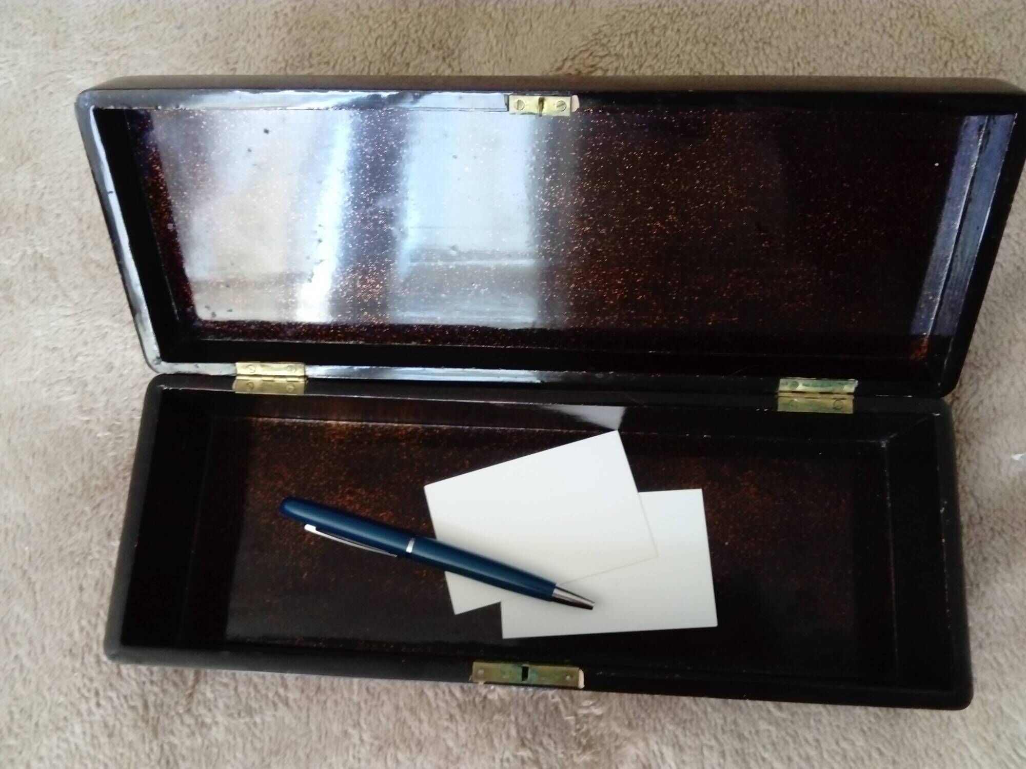 Glove box in lacquered wood decorated with a crane among bamboos. China, Japan?