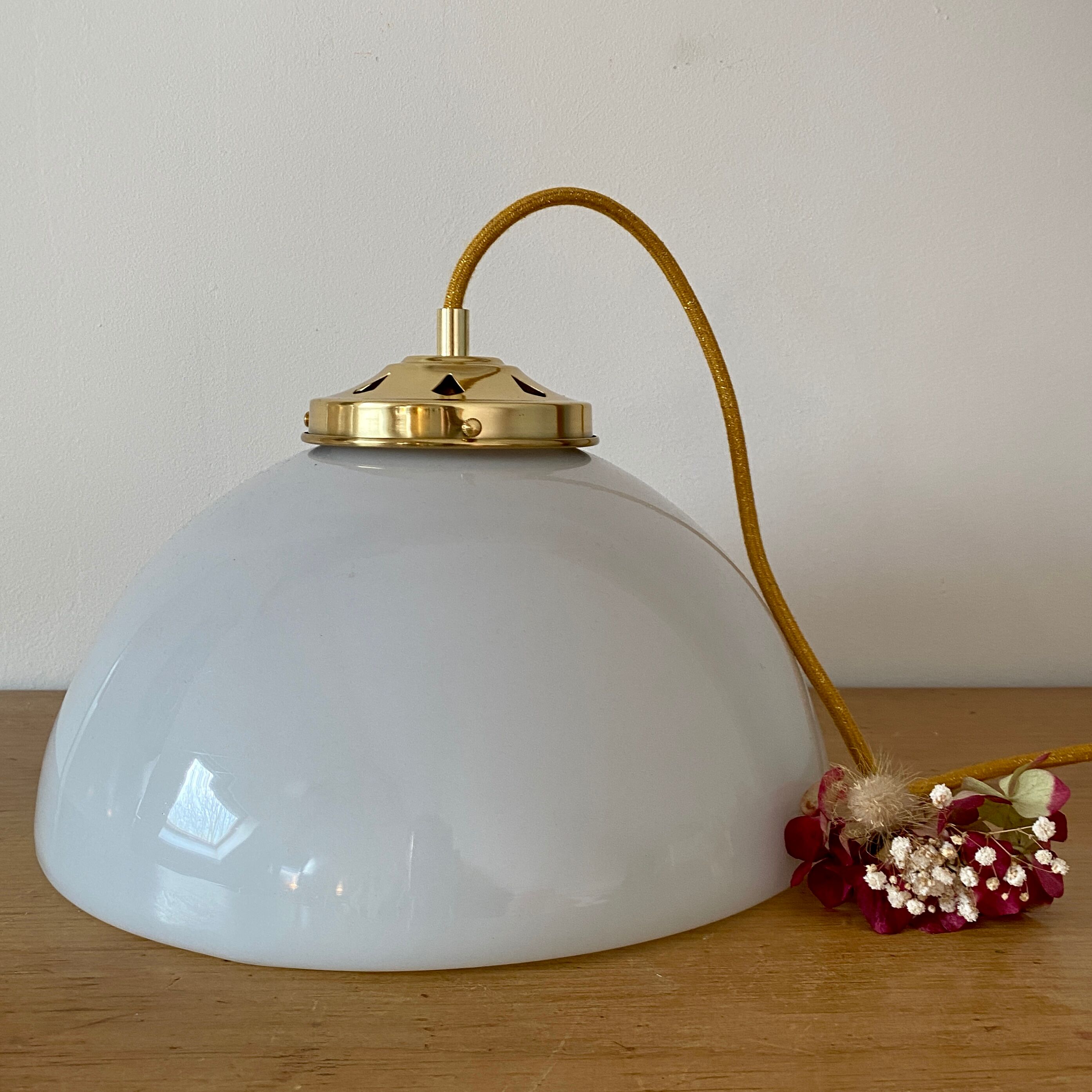 Suspension abat-jour vintage en opaline blanche