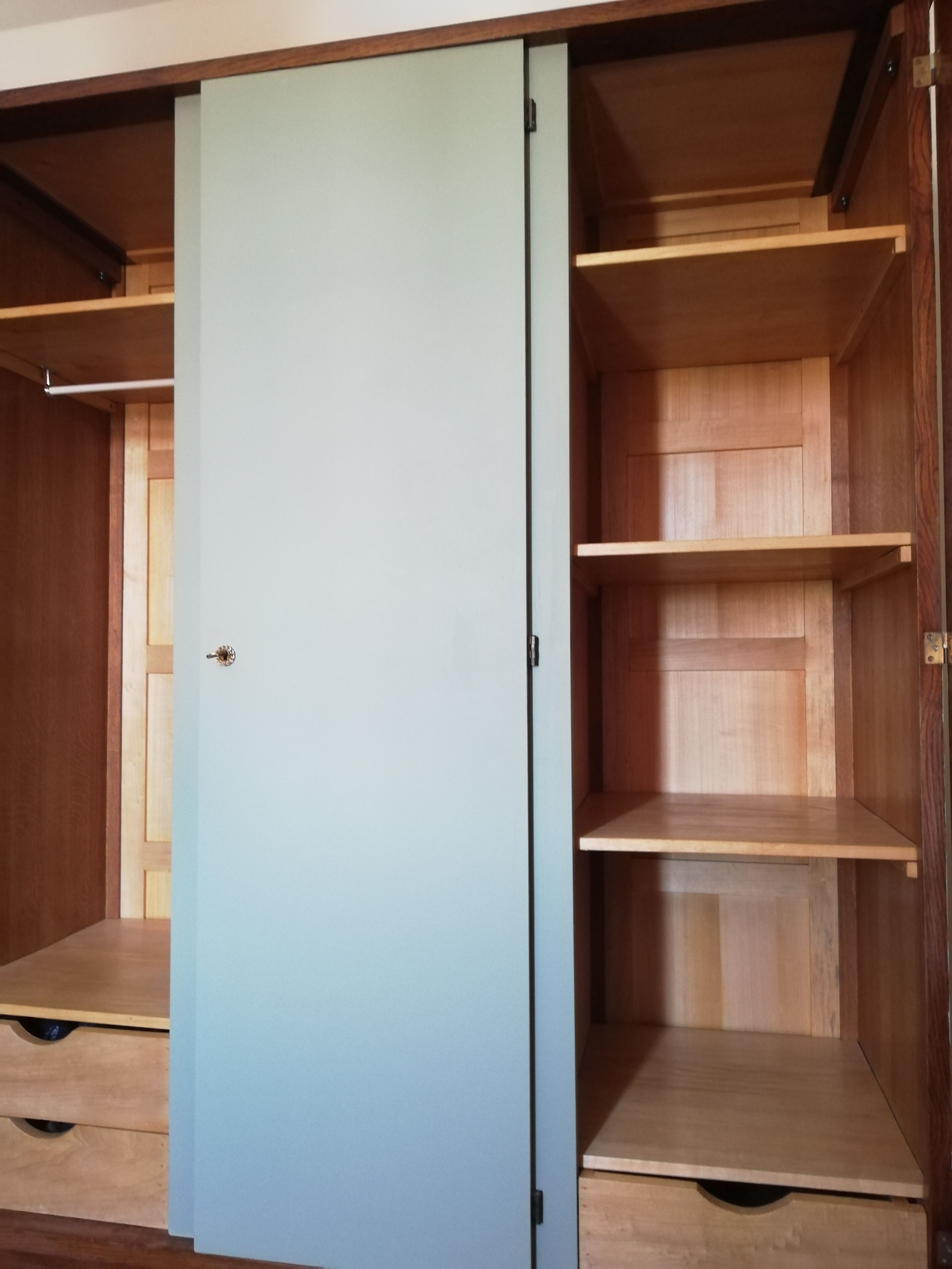 Armoire années 50 chêne et kaki clair