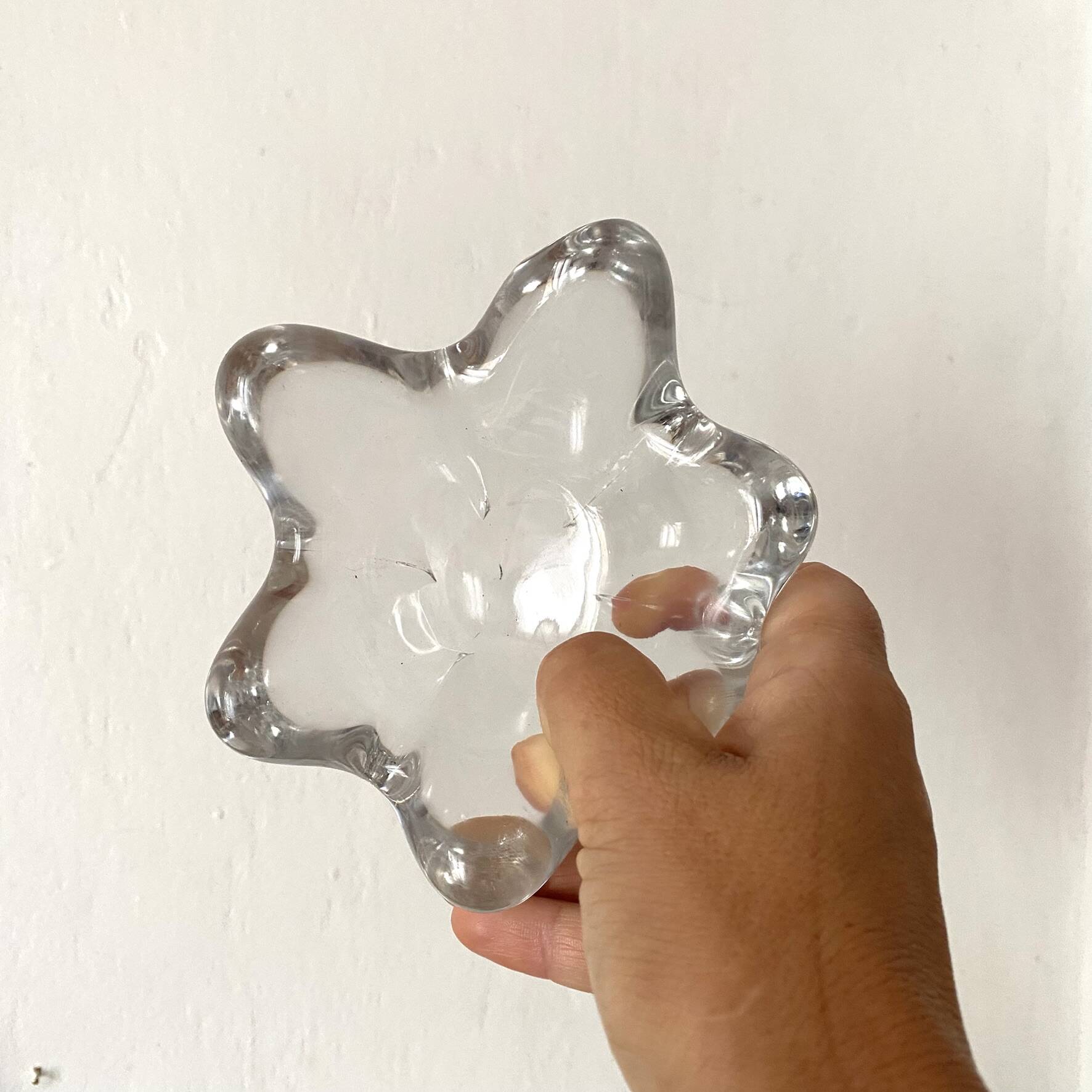 Ashtray in glass crystal in the shape of a star.