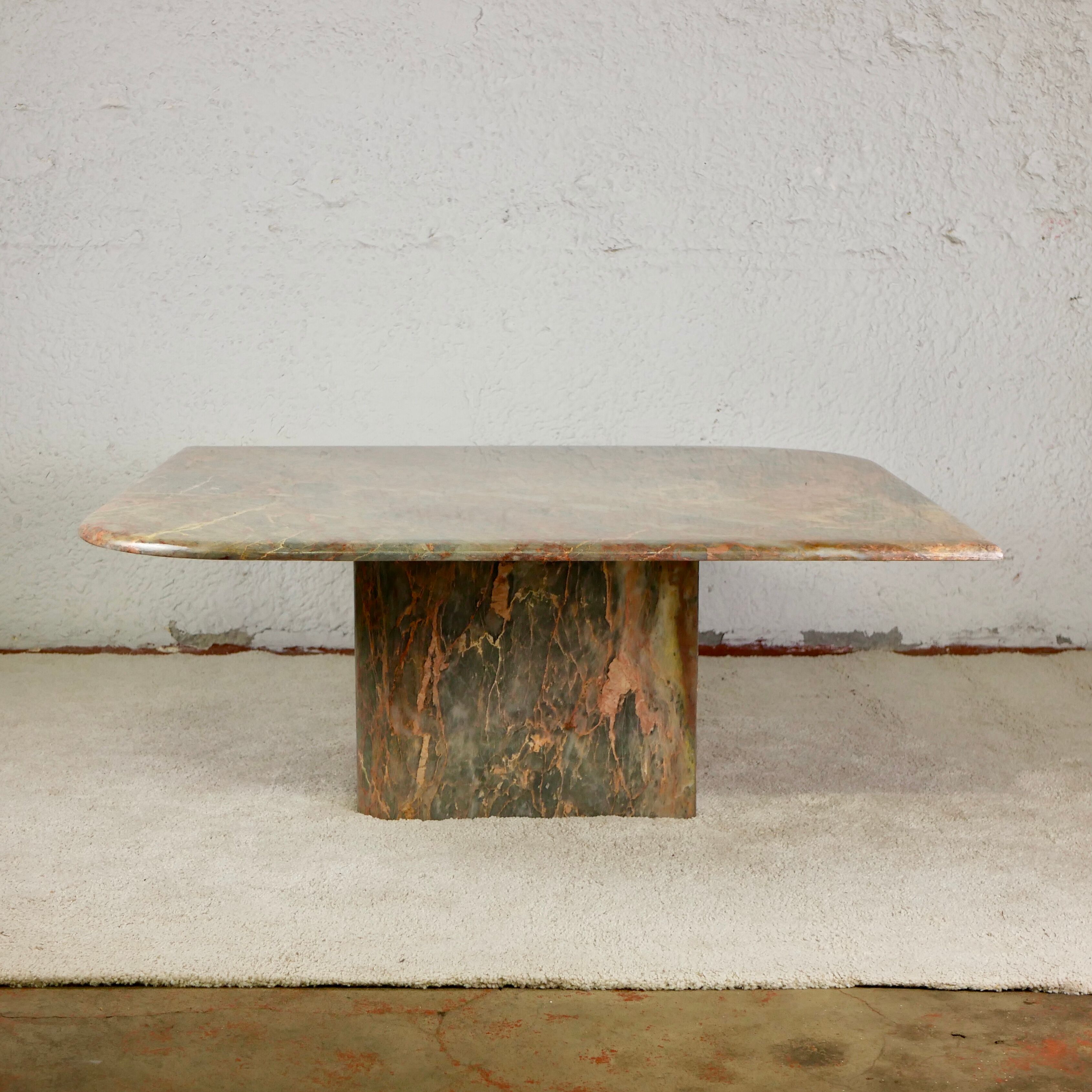 Coffee table in green marble and coral