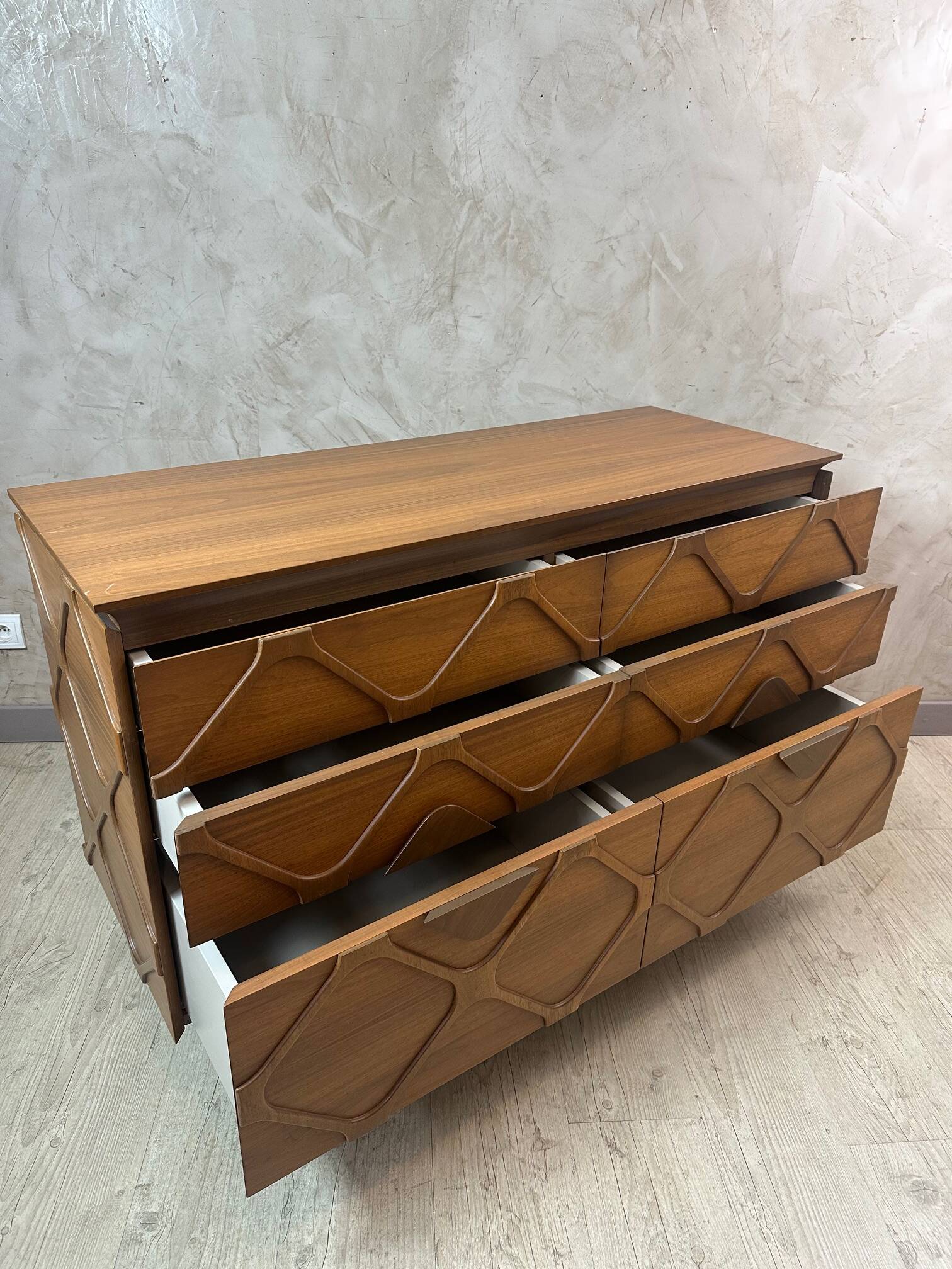 Contemporary chest of drawers
