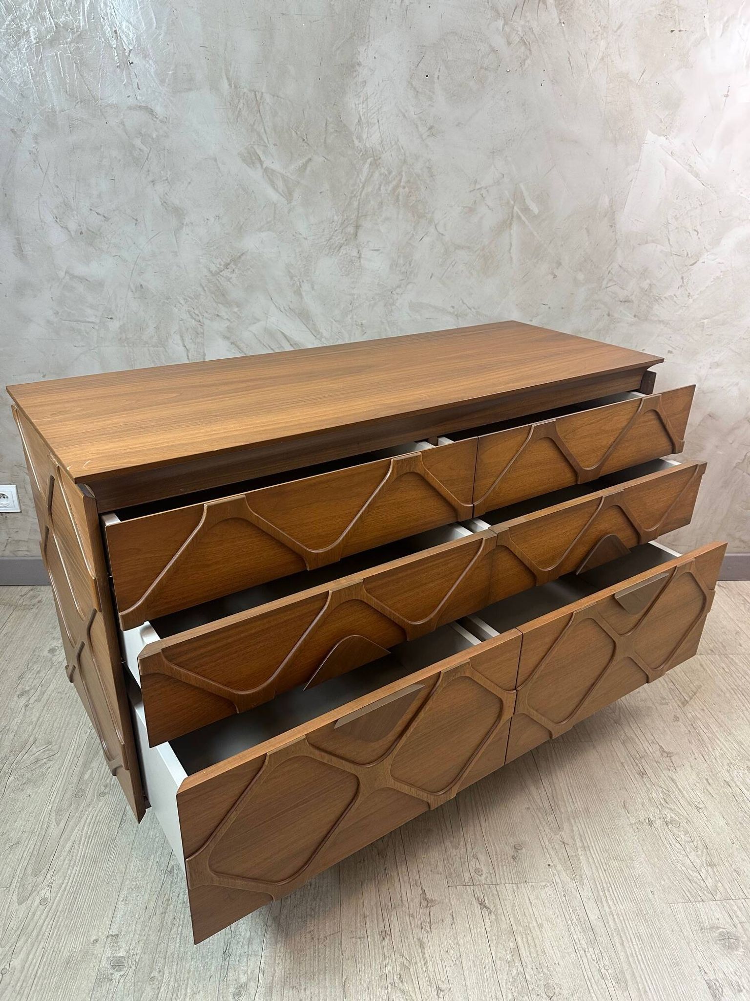 Contemporary chest of drawers