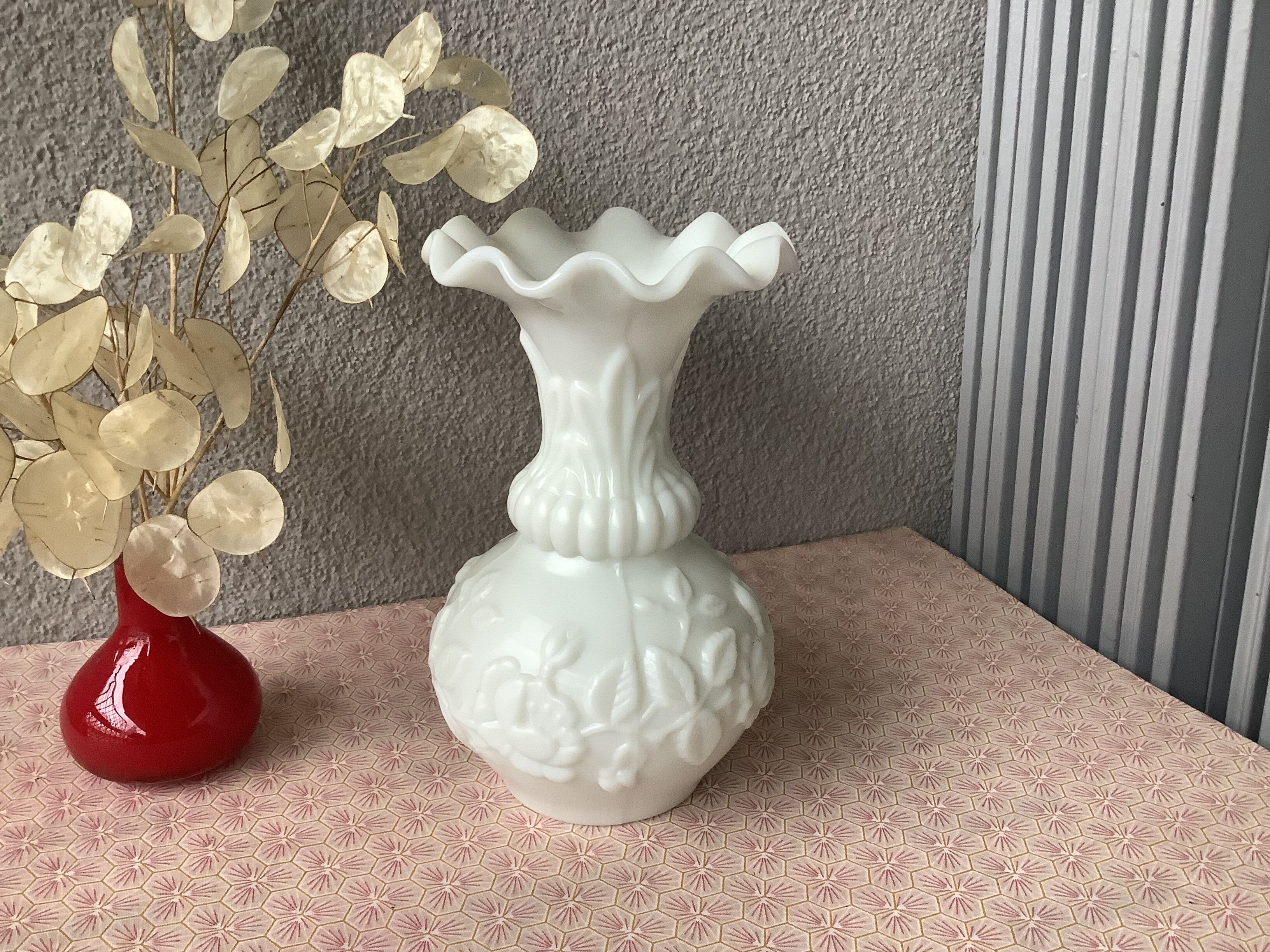 White opaline vase from Portieux Vallerysthal - French fair opaline