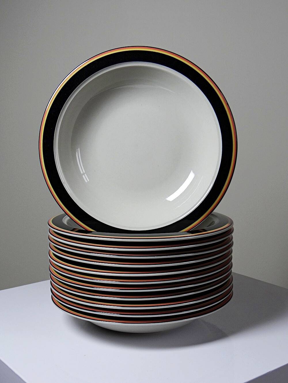 Vintage soup service from the 70s-80s Arabia Finland Reimari by Inkeri Leivo.