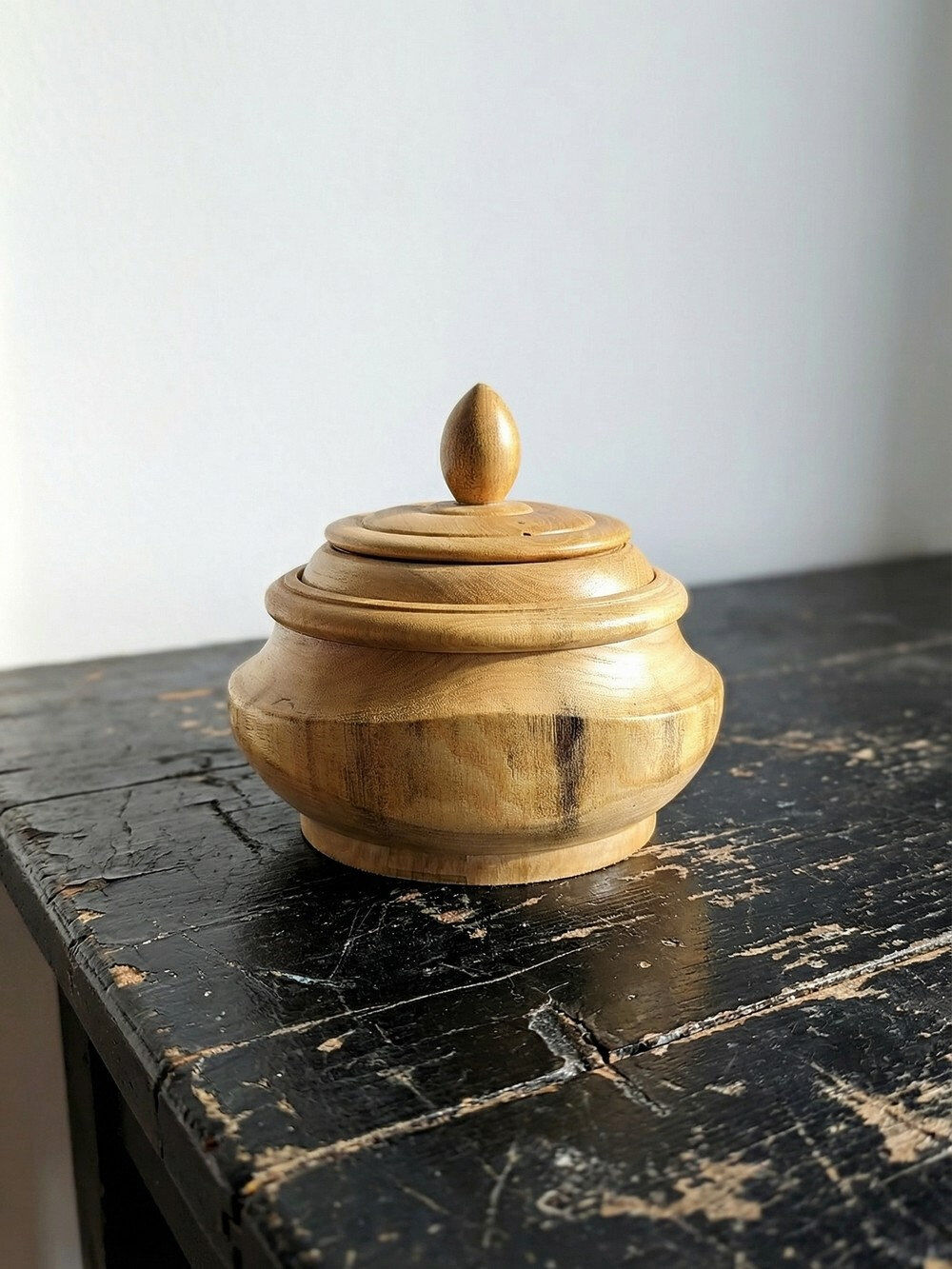 Boîte en bois tourné clair vintage