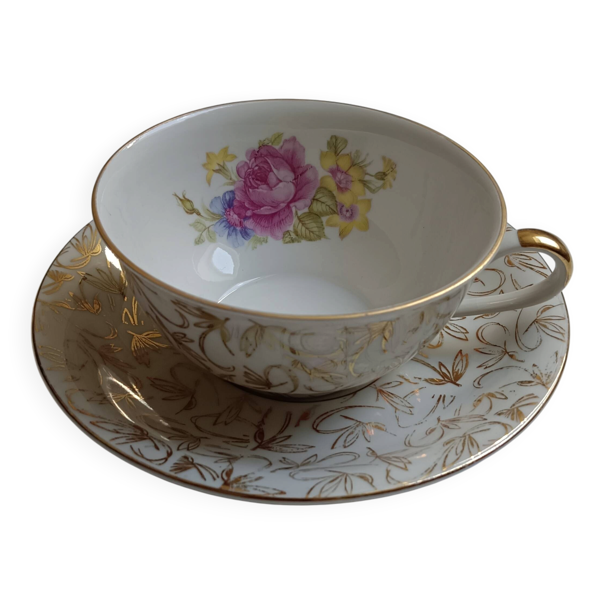 Large porcelain cup from Bavaria with a pearlescent finish and rose decorations.