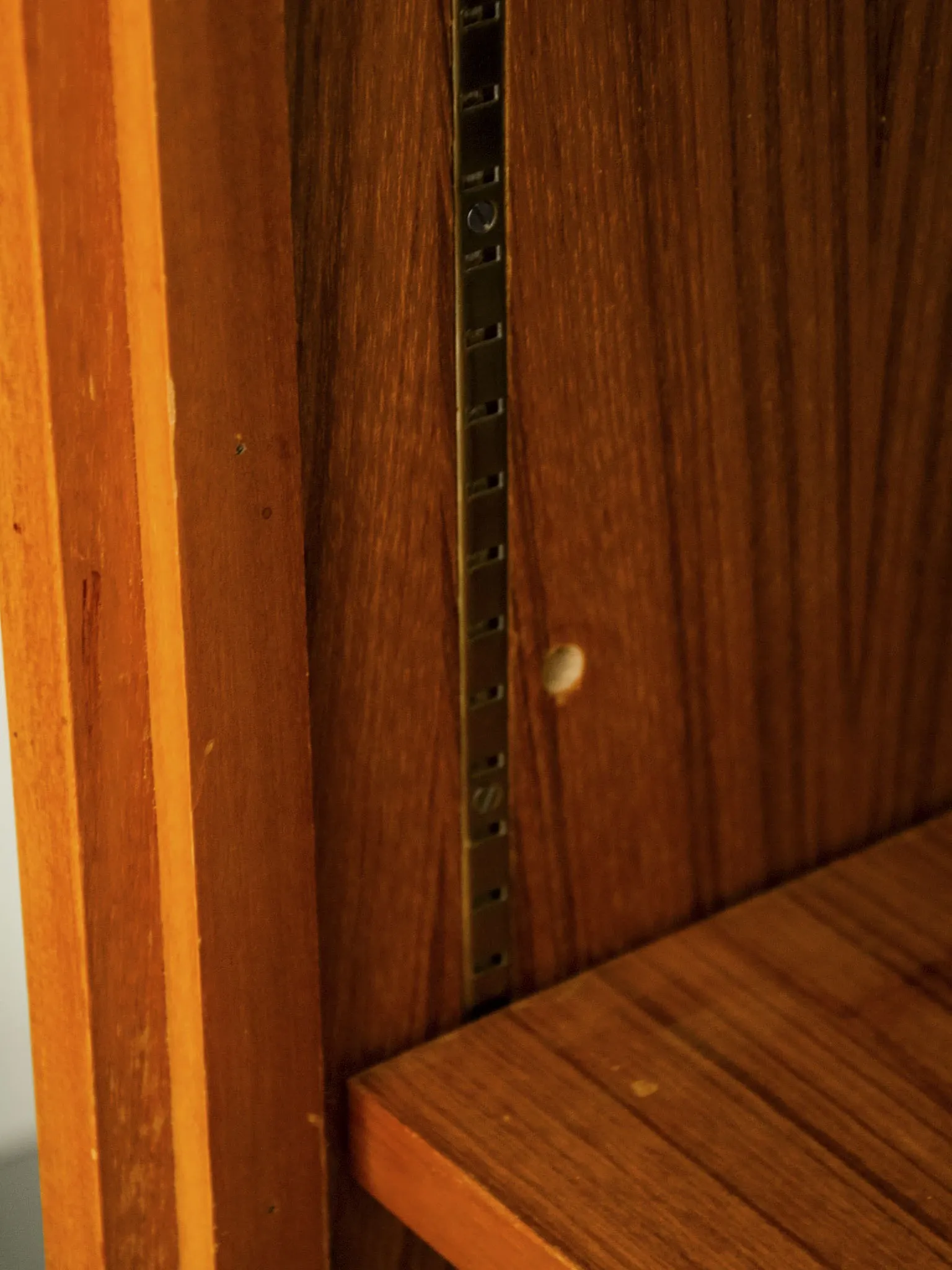 Bibliothèque vitrine scandinave pieds chromés vintage