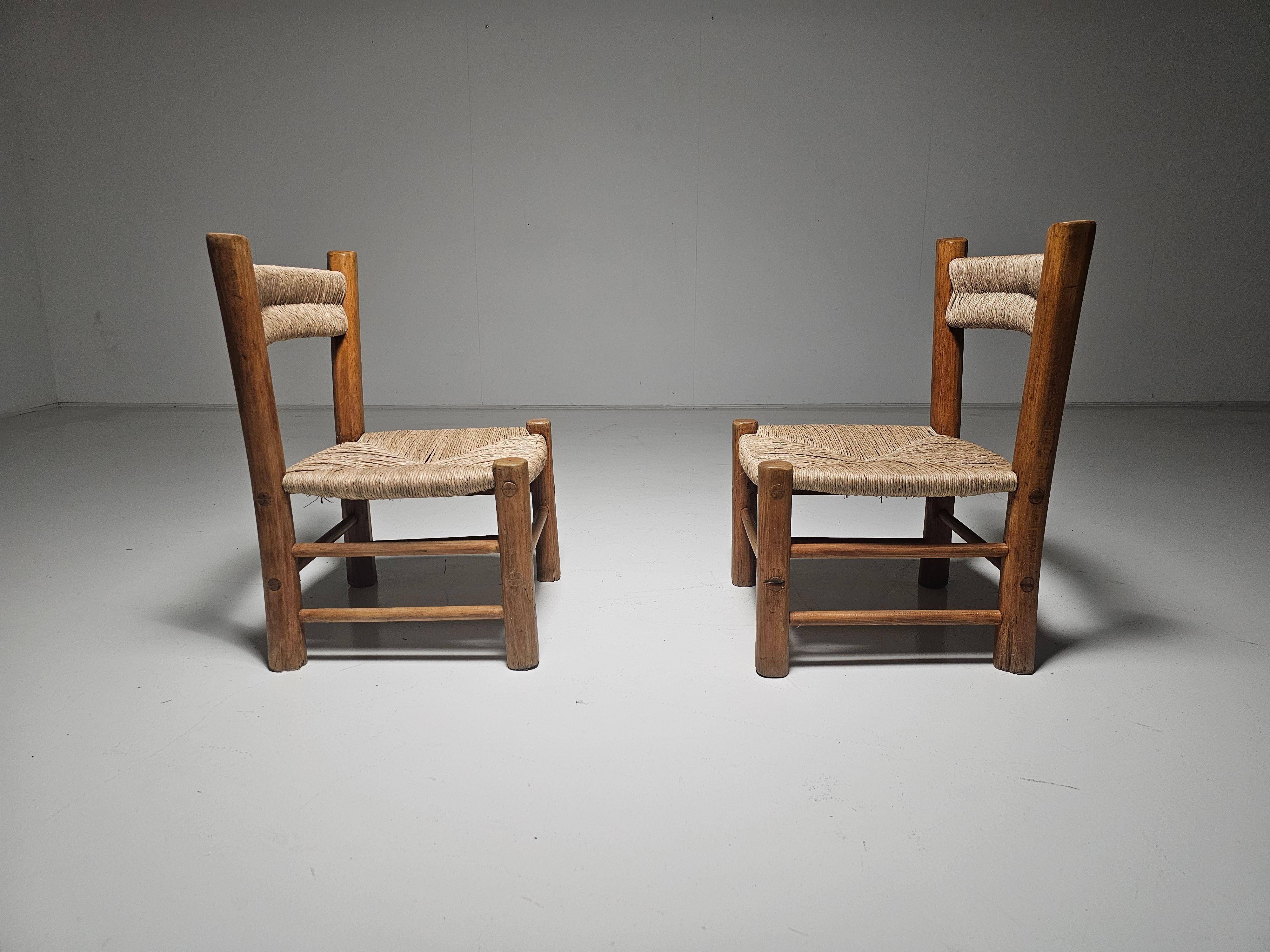 Pair of rustic French low chairs made of elm wood and straw, 1960s.