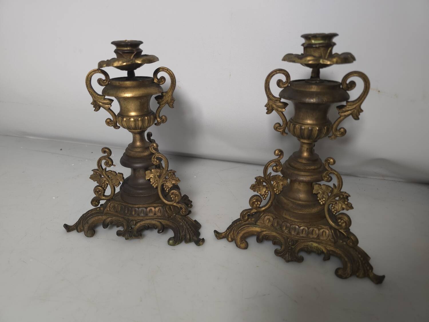 Bougeoirs en bronze avec grappes de raisins (la paire )