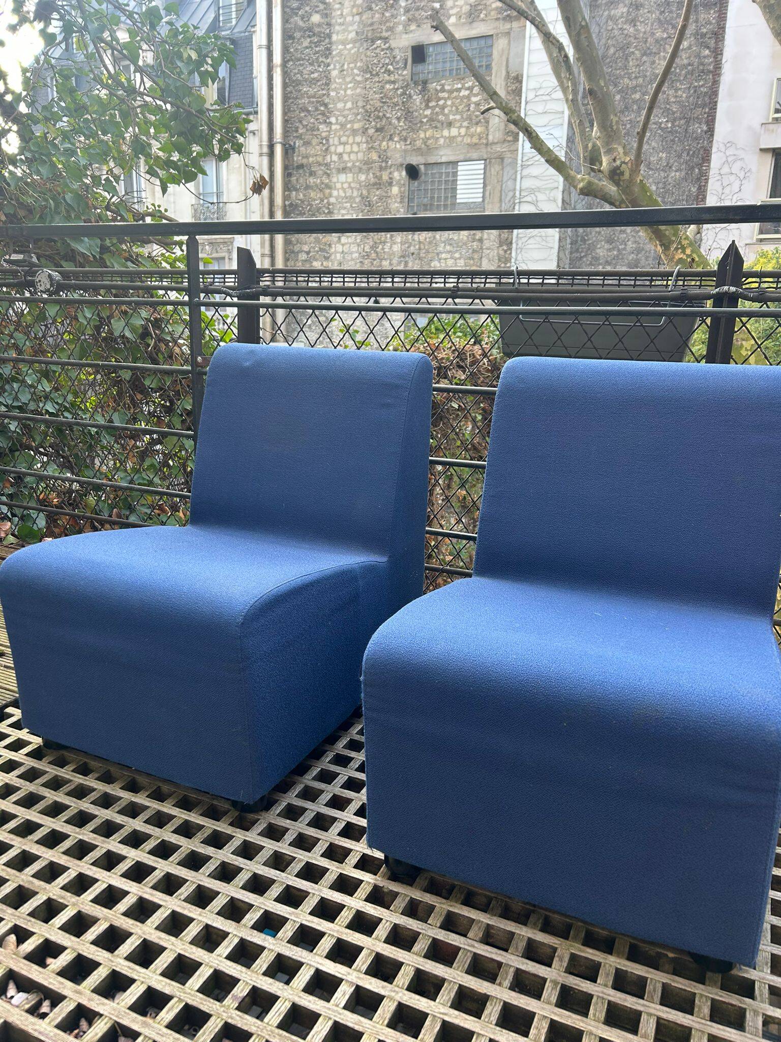Pair of midnight blue armchairs – contemporary spirit
