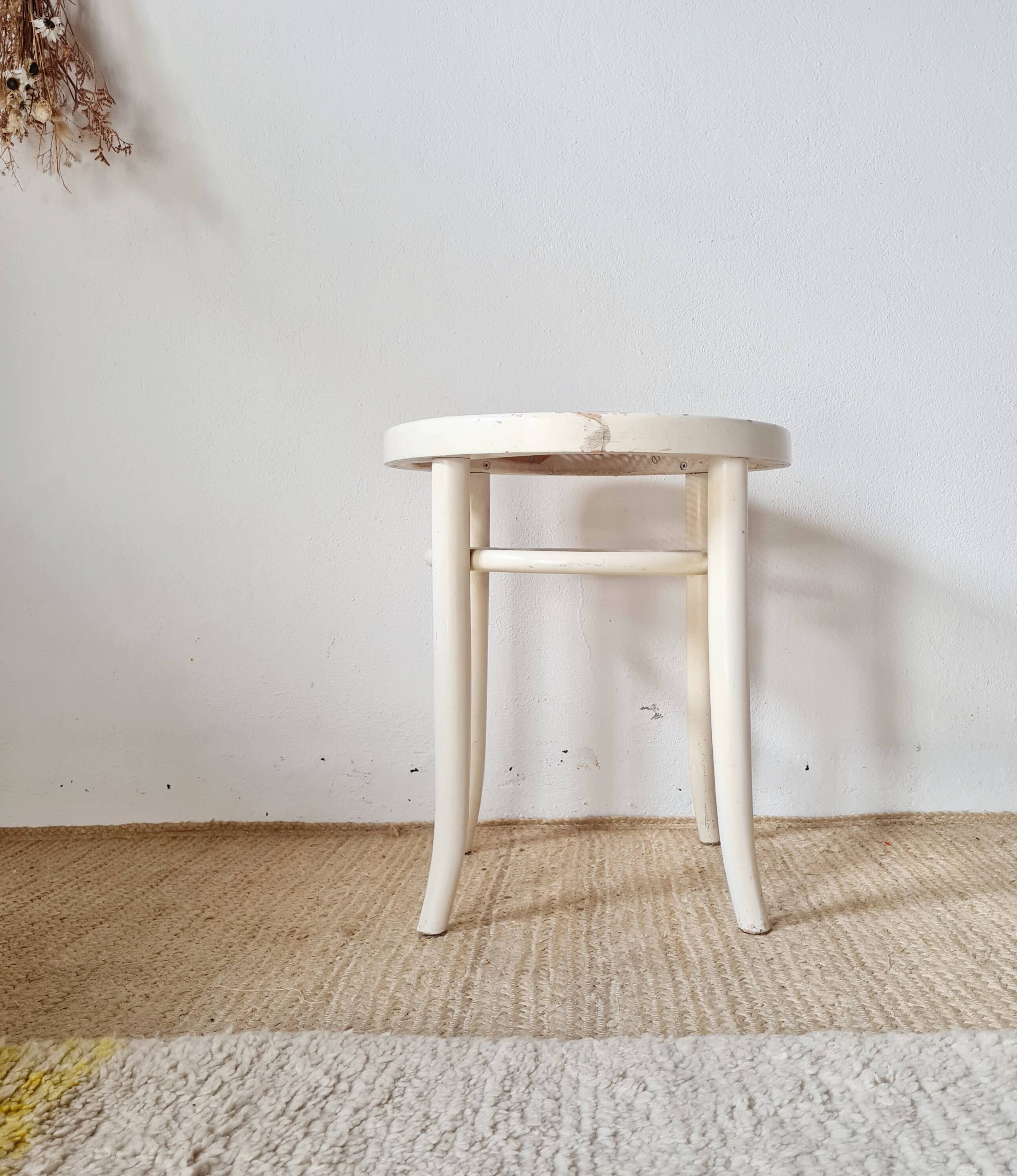 Tabouret vintage en bois courbé blanc et assise en cannage – Esprit Thonet