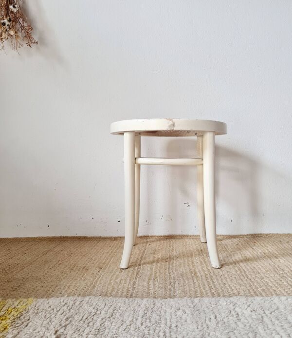 Tabouret vintage en bois courbé blanc et assise en cannage – Esprit Thonet