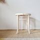 Tabouret vintage en bois courbé blanc et assise en cannage – Esprit Thonet