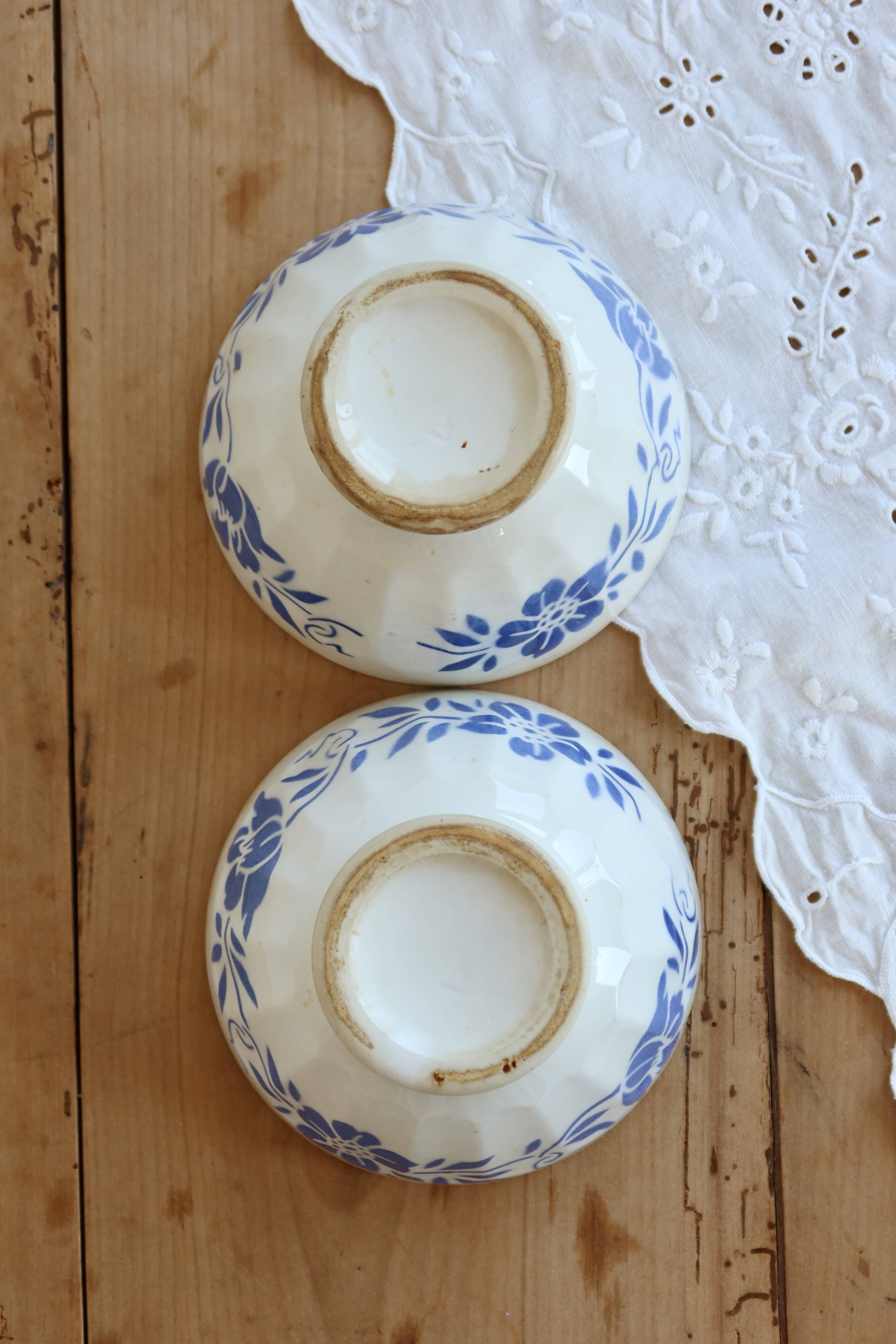 Paire de bols vintage en faïence décor bleu fleuri