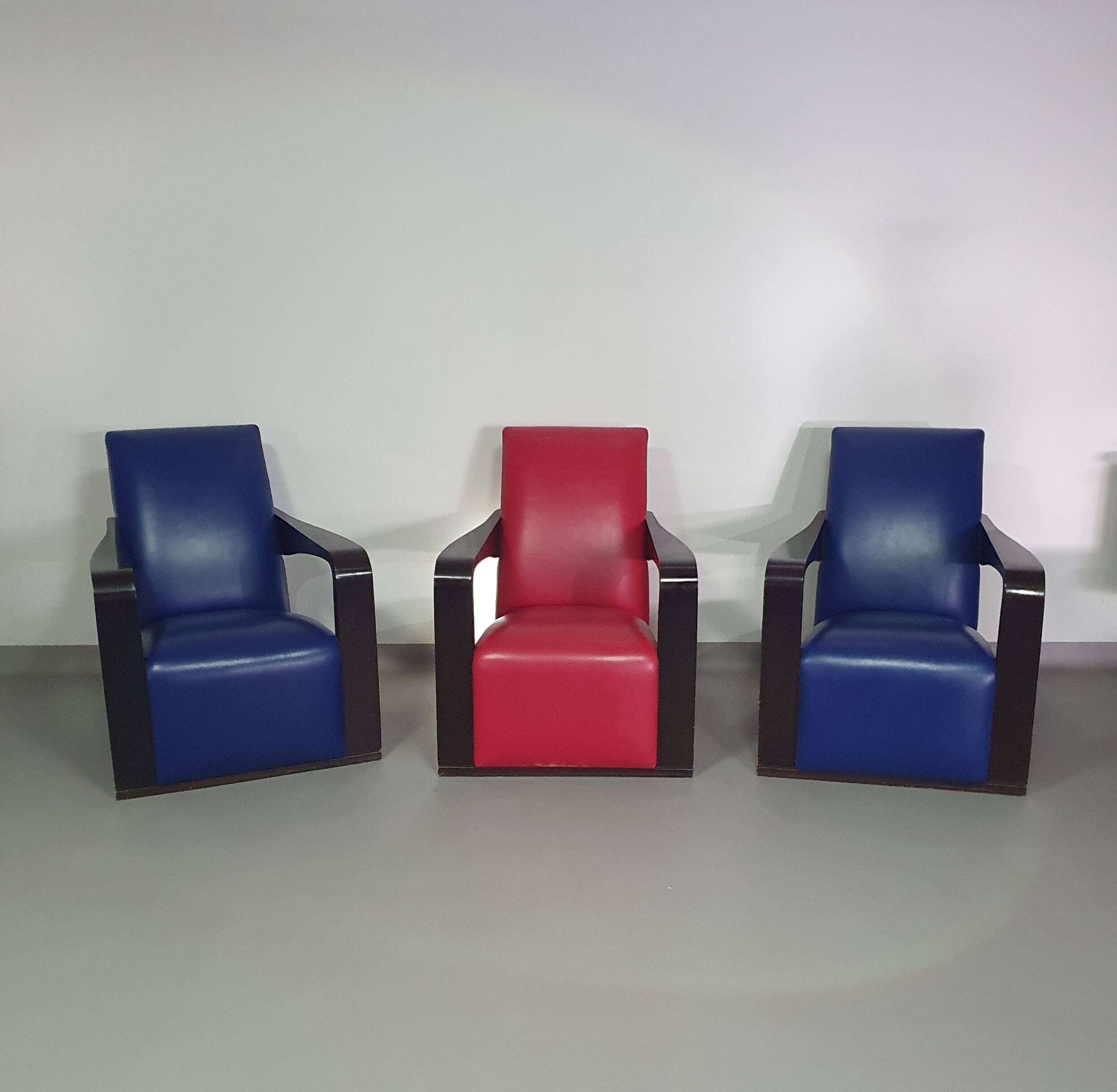 4 x Vintage Ying lounge chairs / fauteuils van Hugues Chevalier,'90. 3 x blue / 1 x red leather