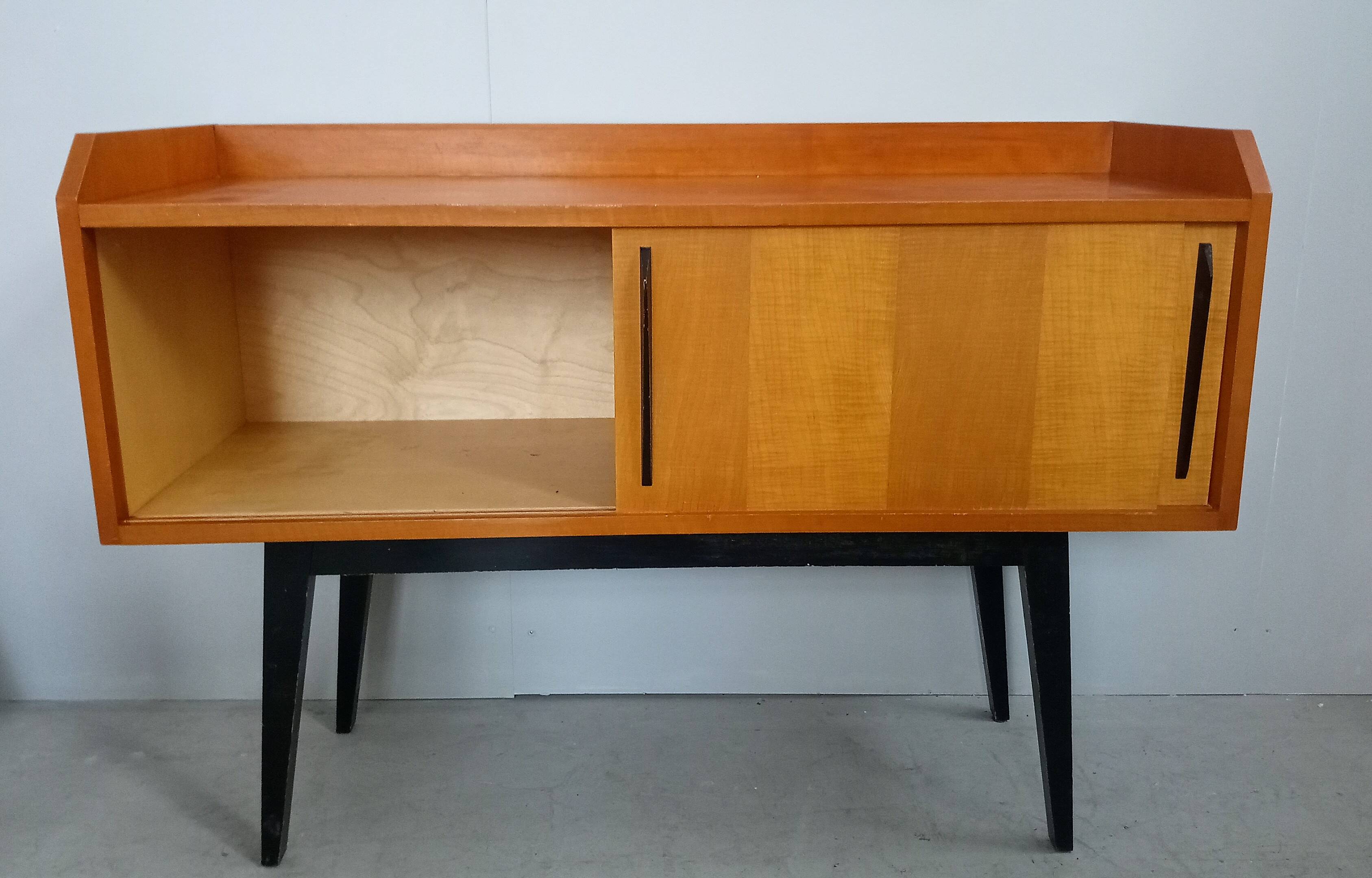 Buffet des années 60 à la manière de Hans Bellmann