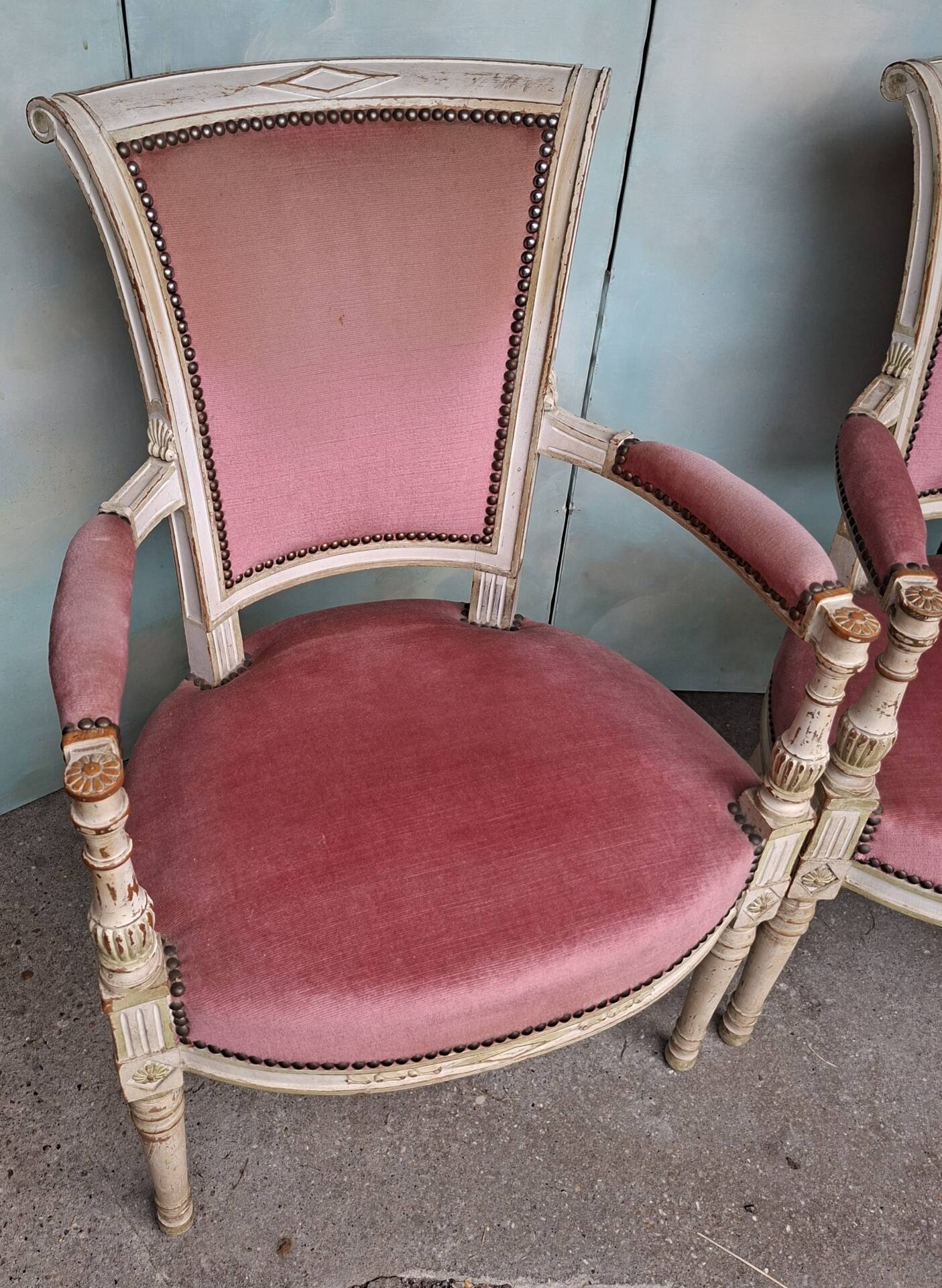 4 fauteuils Directoire en velours rose