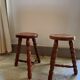 Lot de 2 tabouret tripode en bois de chêne.