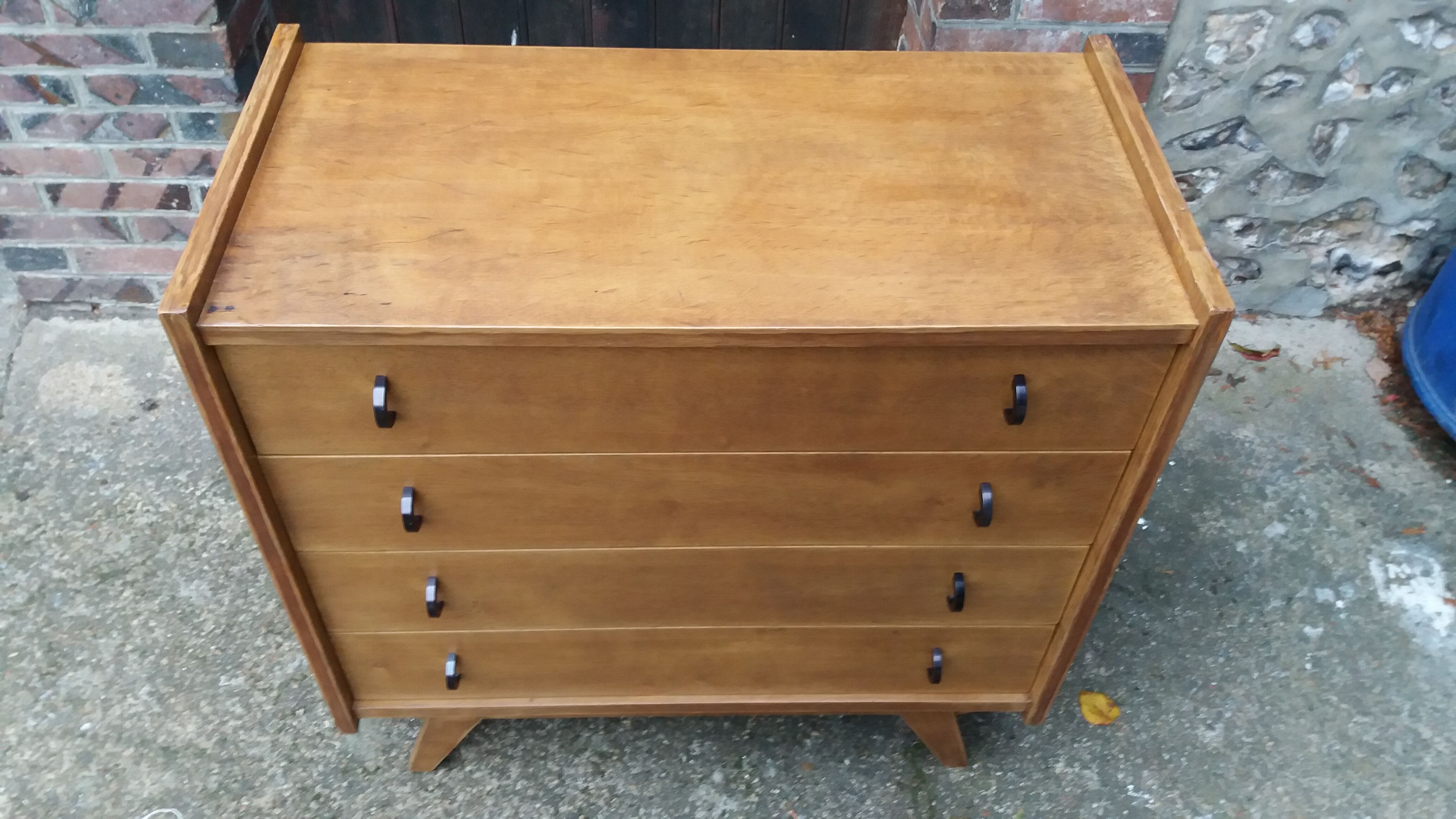 Chest of drawers compass feet