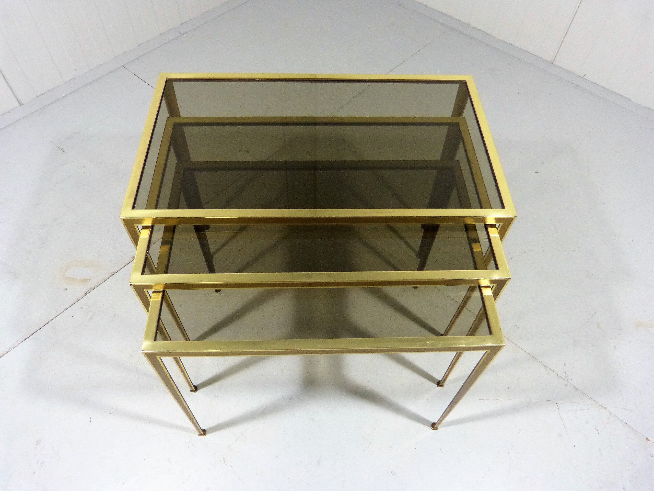 Set nesting tables in brass & glass by Deutsche Vereinigte Werkstätten