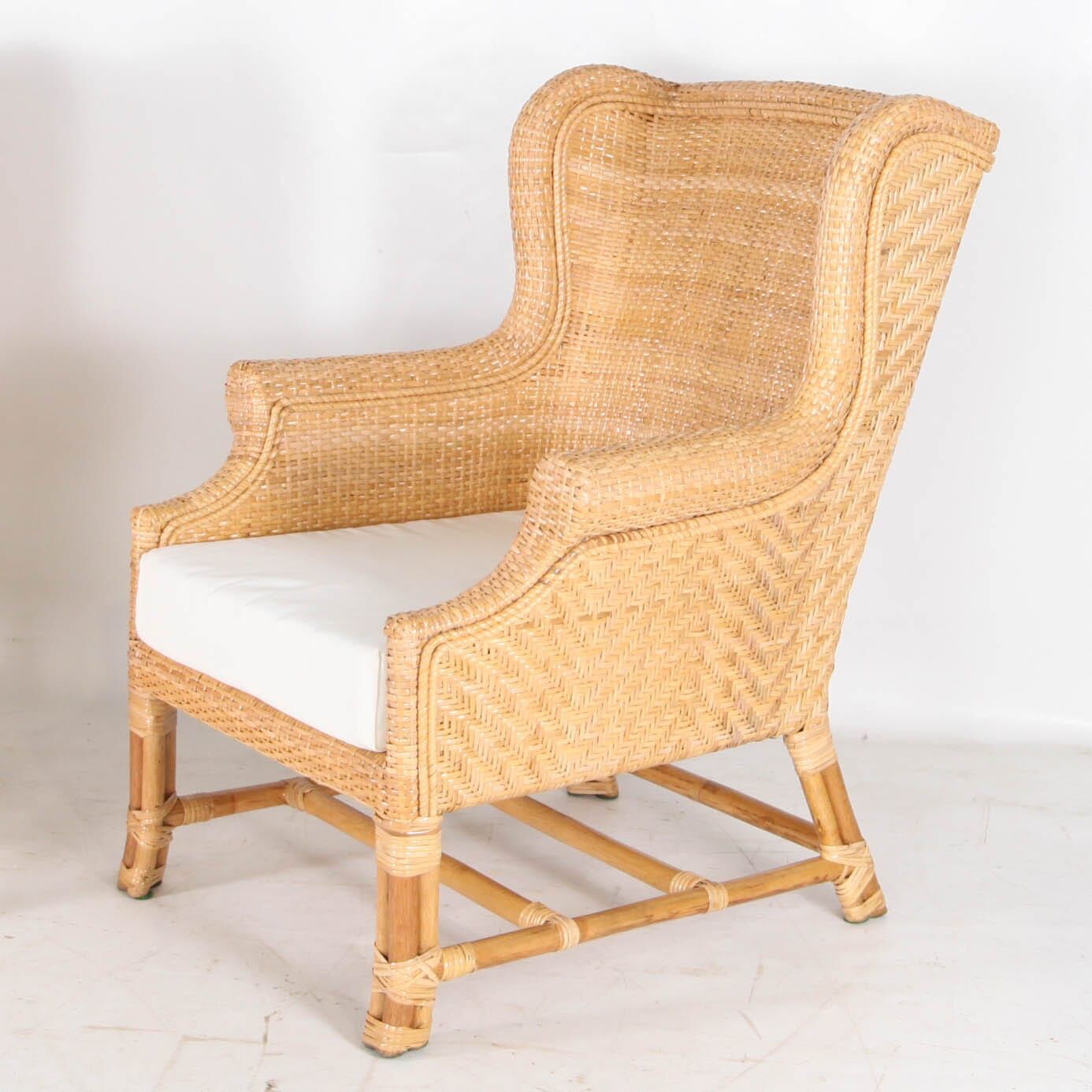 Paire de fauteuils club en rotin