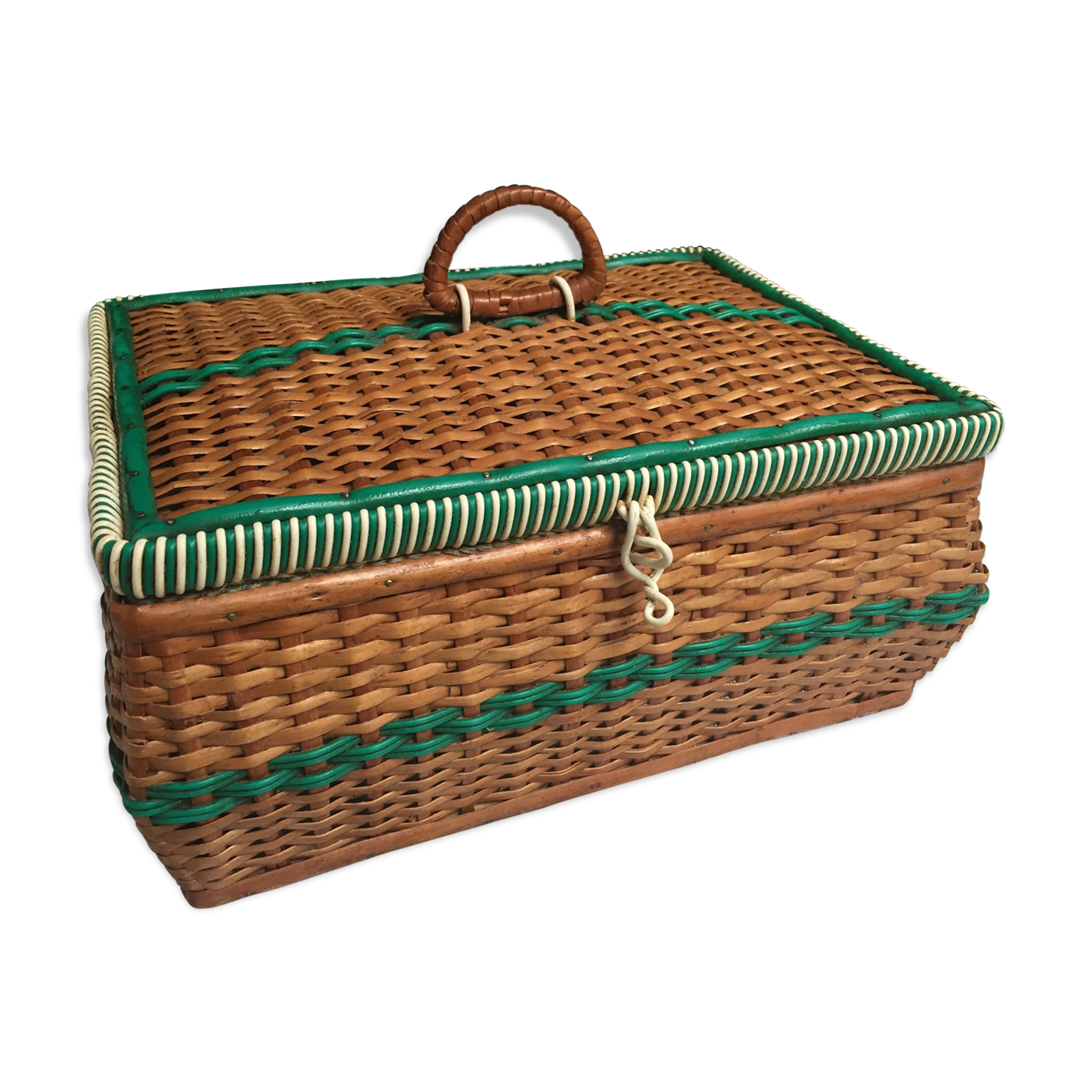 Rattan and scoubidou worker