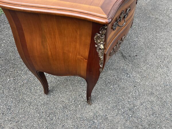Commode ancienne de style Louis XV en bois - Commode sauteuse galbée avec b