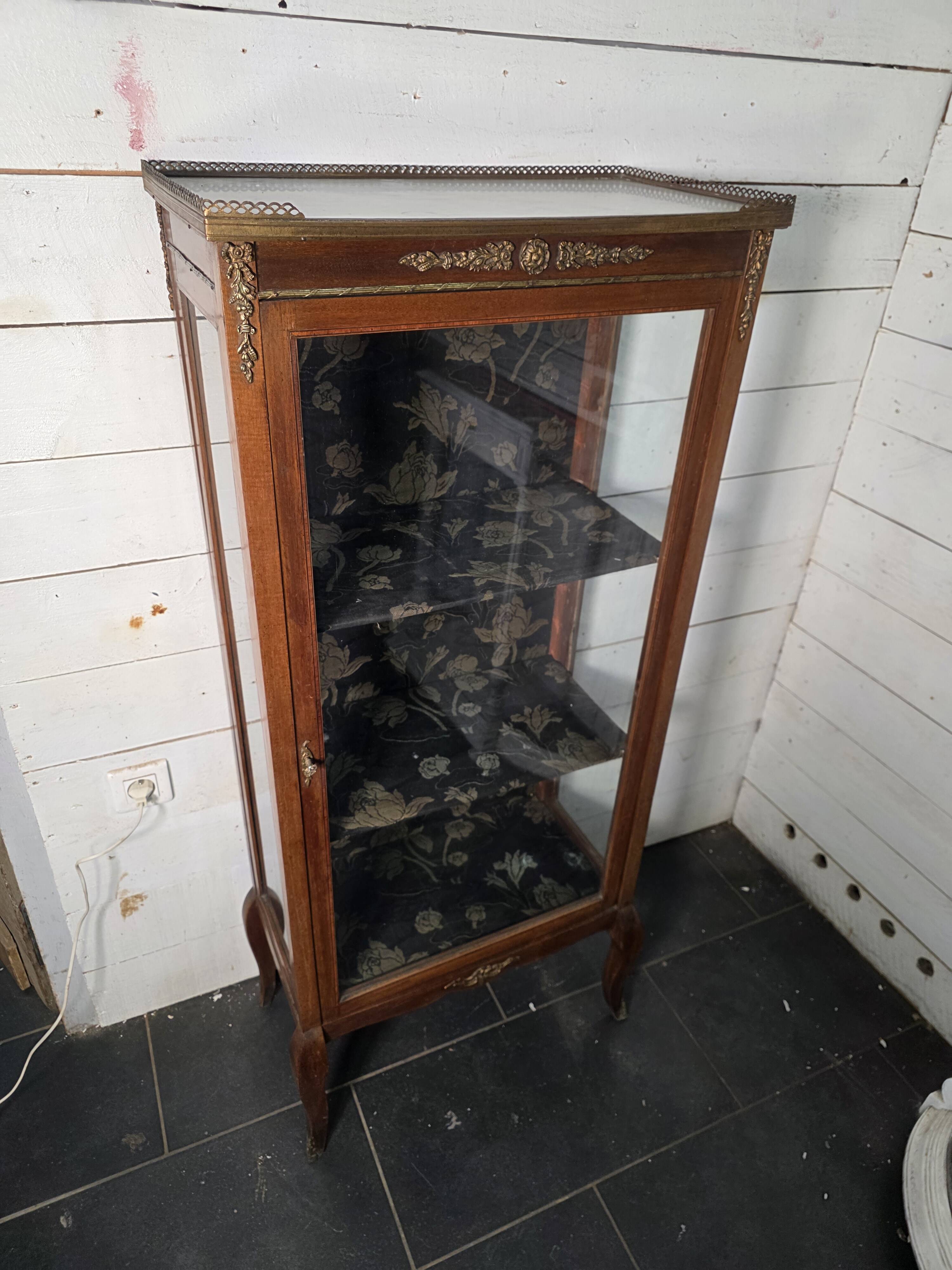Vitrine ancienne style transition Louis XV-Louis XVI en Acajou