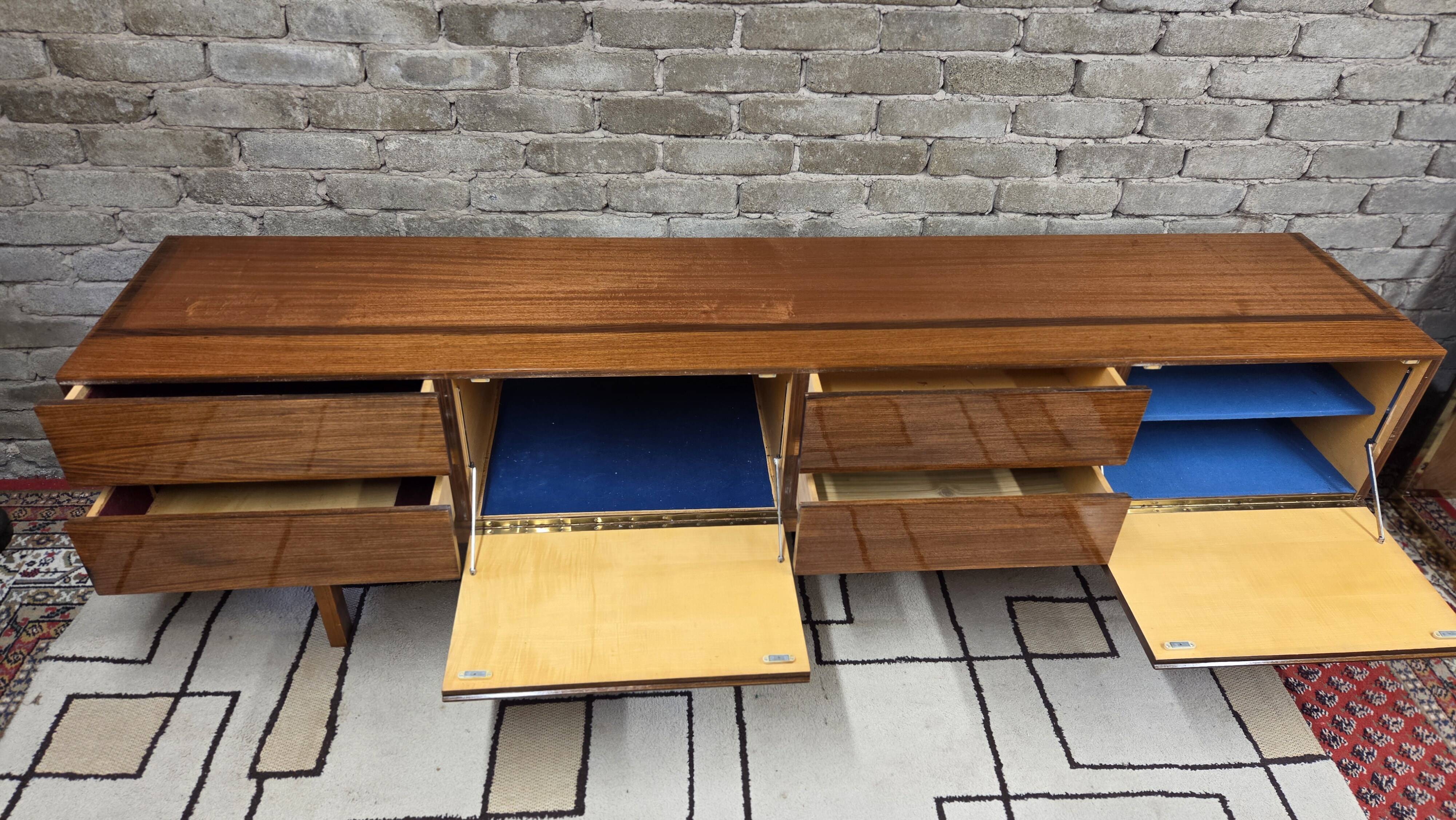 Vintage Scandinavian lowboard in teak – Minimalist sideboard from the 60s/70s.
