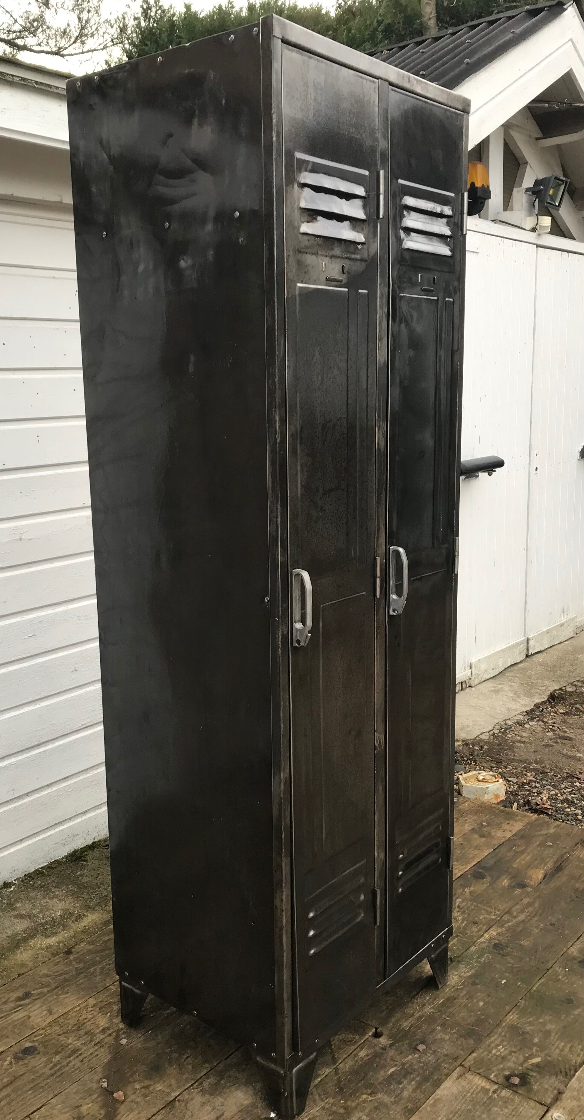 Ancien vestiaire en métal à deux portes panneautées