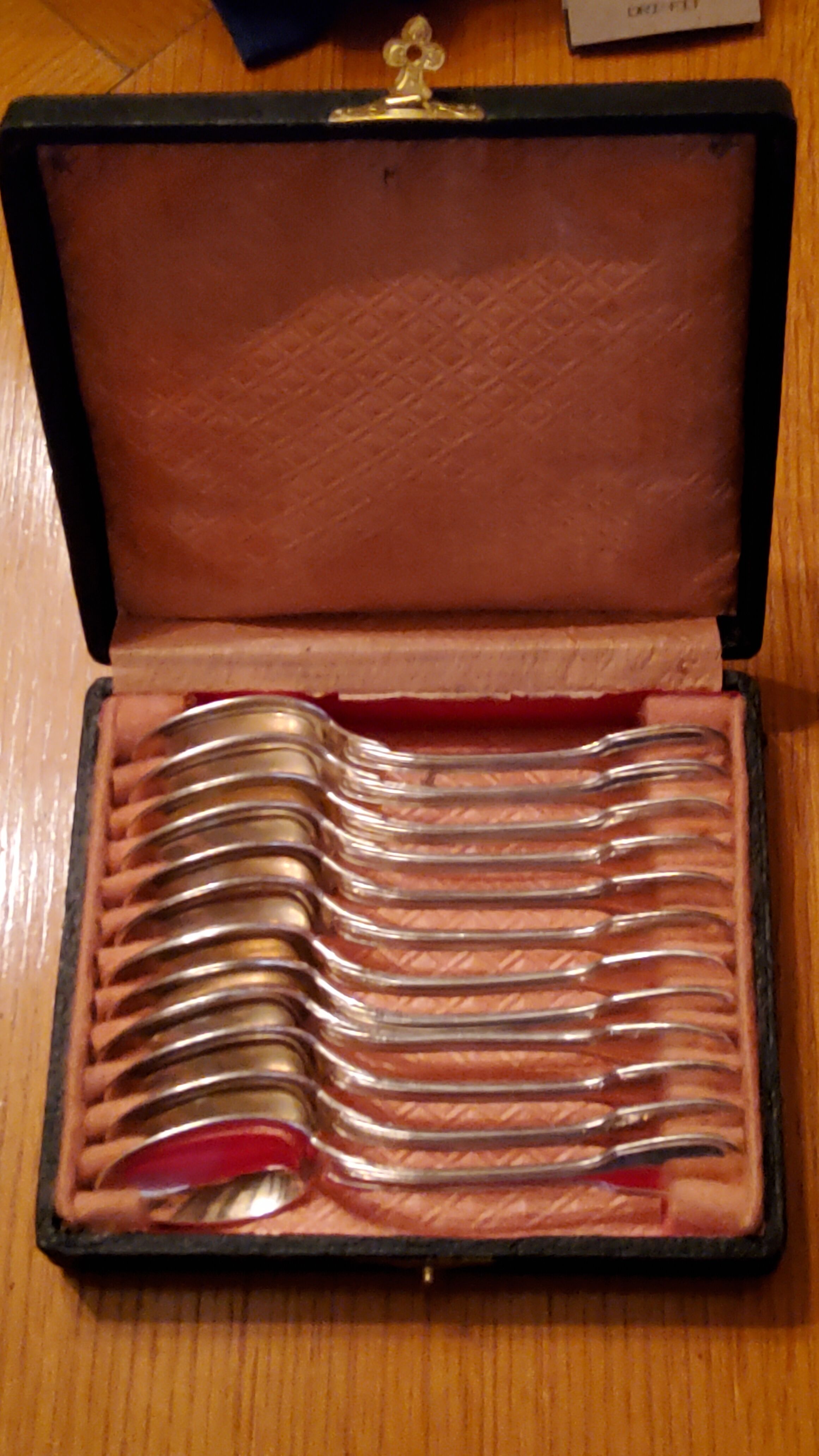 Coffret de 12 cuillères à dessert en métal argenté fin XIXième siècle
