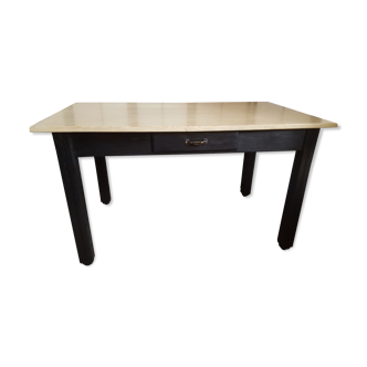 Table de ferme, à manger, chêne et pin patiné noir et jaune pale