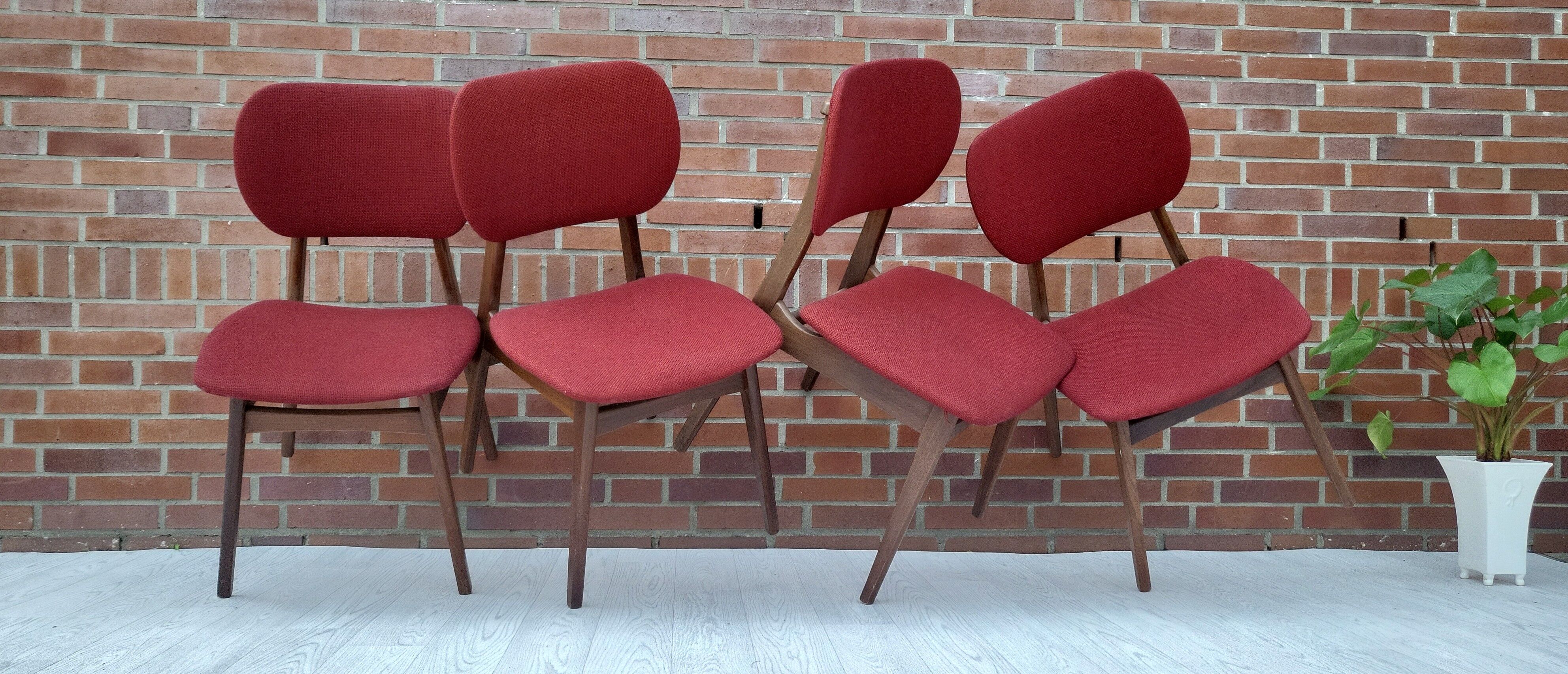 Lot of 4 middle century chairs