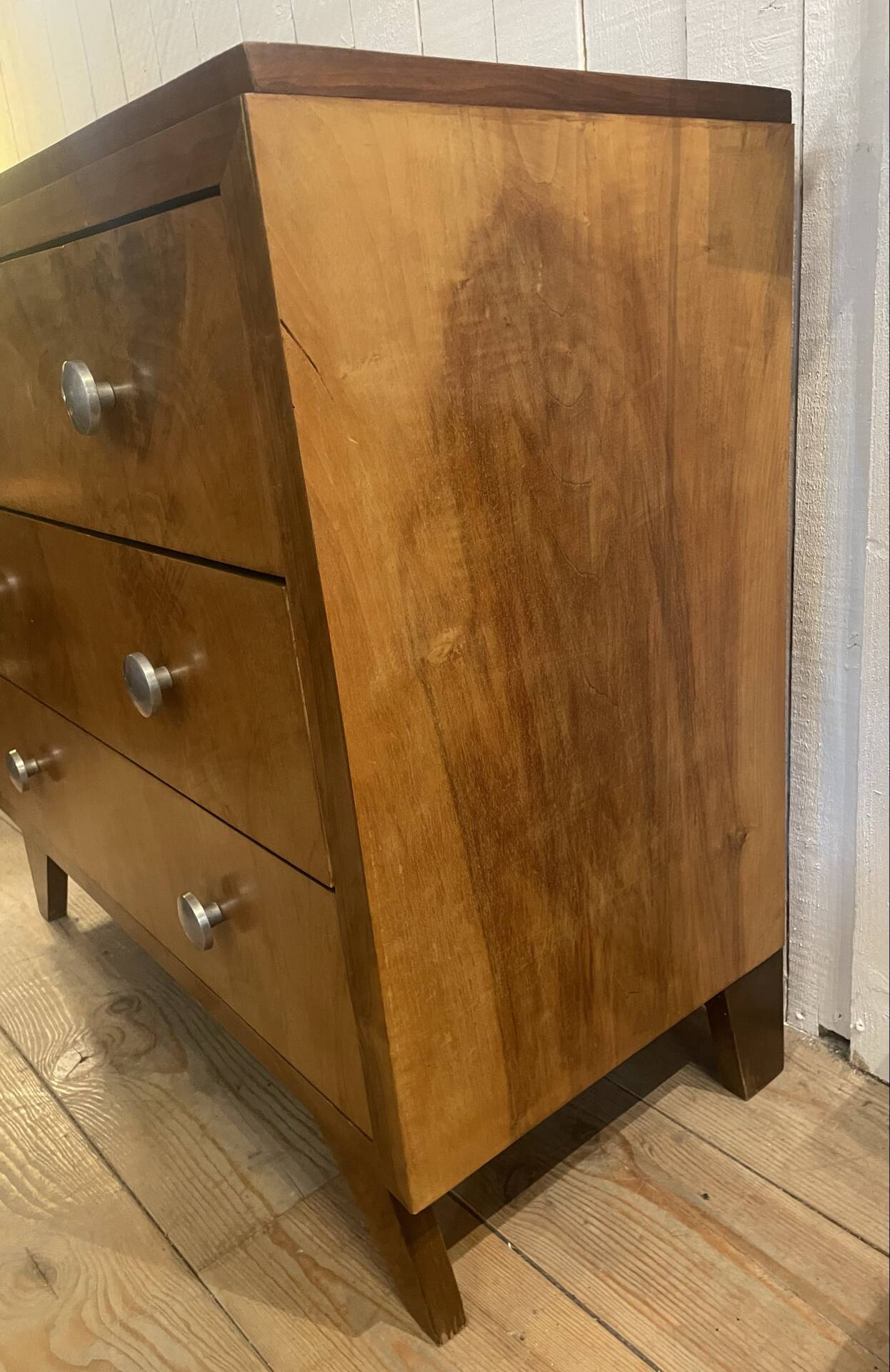 Walnut chest of drawers
