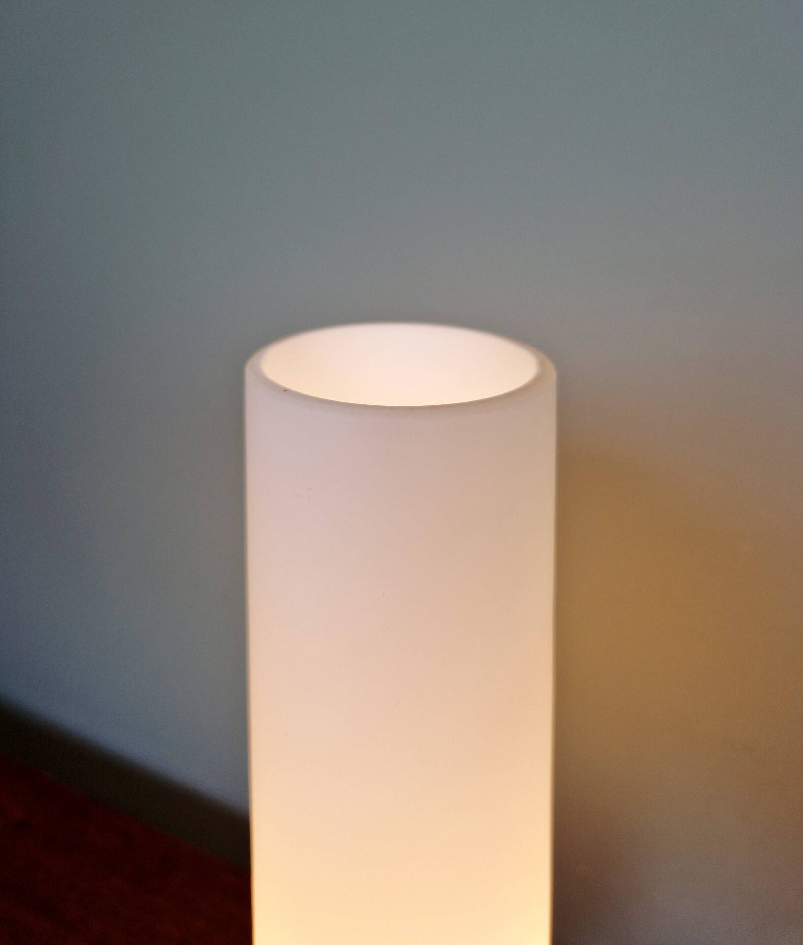 Lampe de table tripode en laiton et teck avec une bobèche tubulaire en opaline blanche satinée, design scandinave, années 1960.