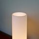 Lampe de table tripode en laiton et teck avec une bobèche tubulaire en opaline blanche satinée, design scandinave, années 1960.