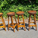 4 anciens tabourets en cuir et bois