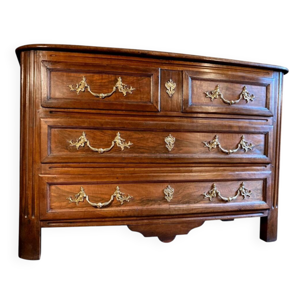 Commode en noyer Régence poignées aux chinois XVIIIe siècle