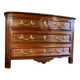 Commode en noyer Régence poignées aux chinois XVIIIe siècle