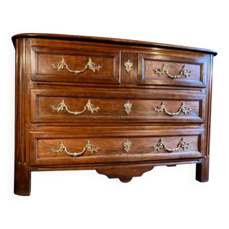 Commode en noyer Régence poignées aux chinois XVIIIe siècle
