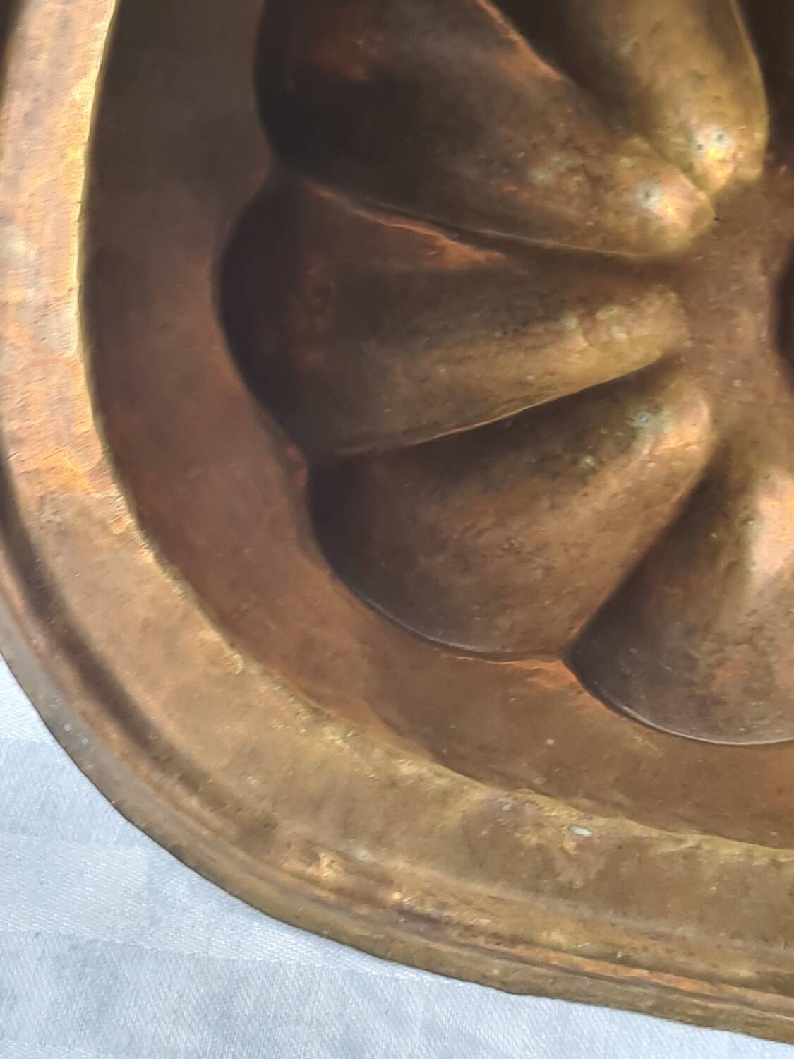 Basin, hammered copper shell hand basin