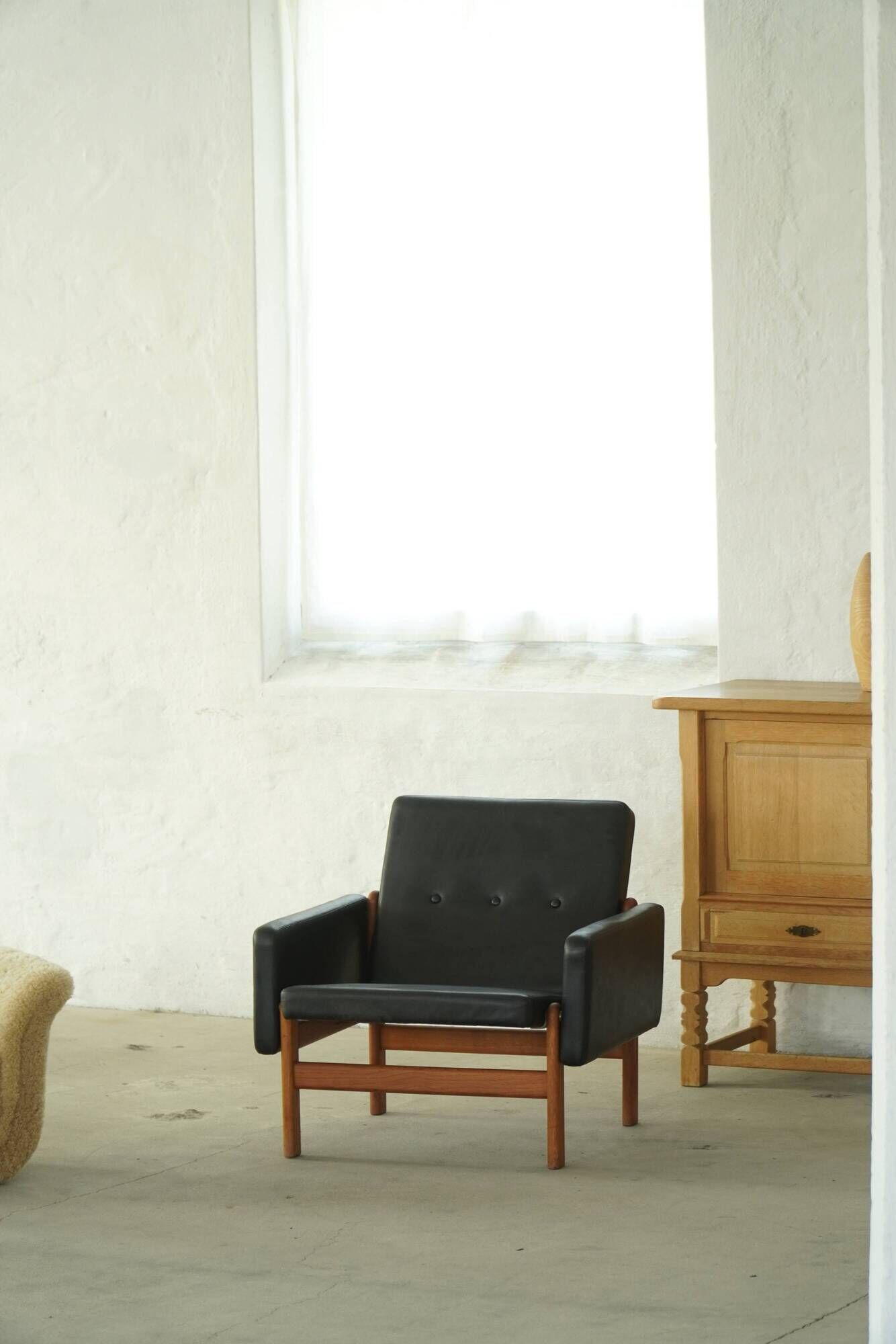 Oak and leather armchair, created by Jørgen Bækmark for FDB Møbler, Denmark, 1960s.