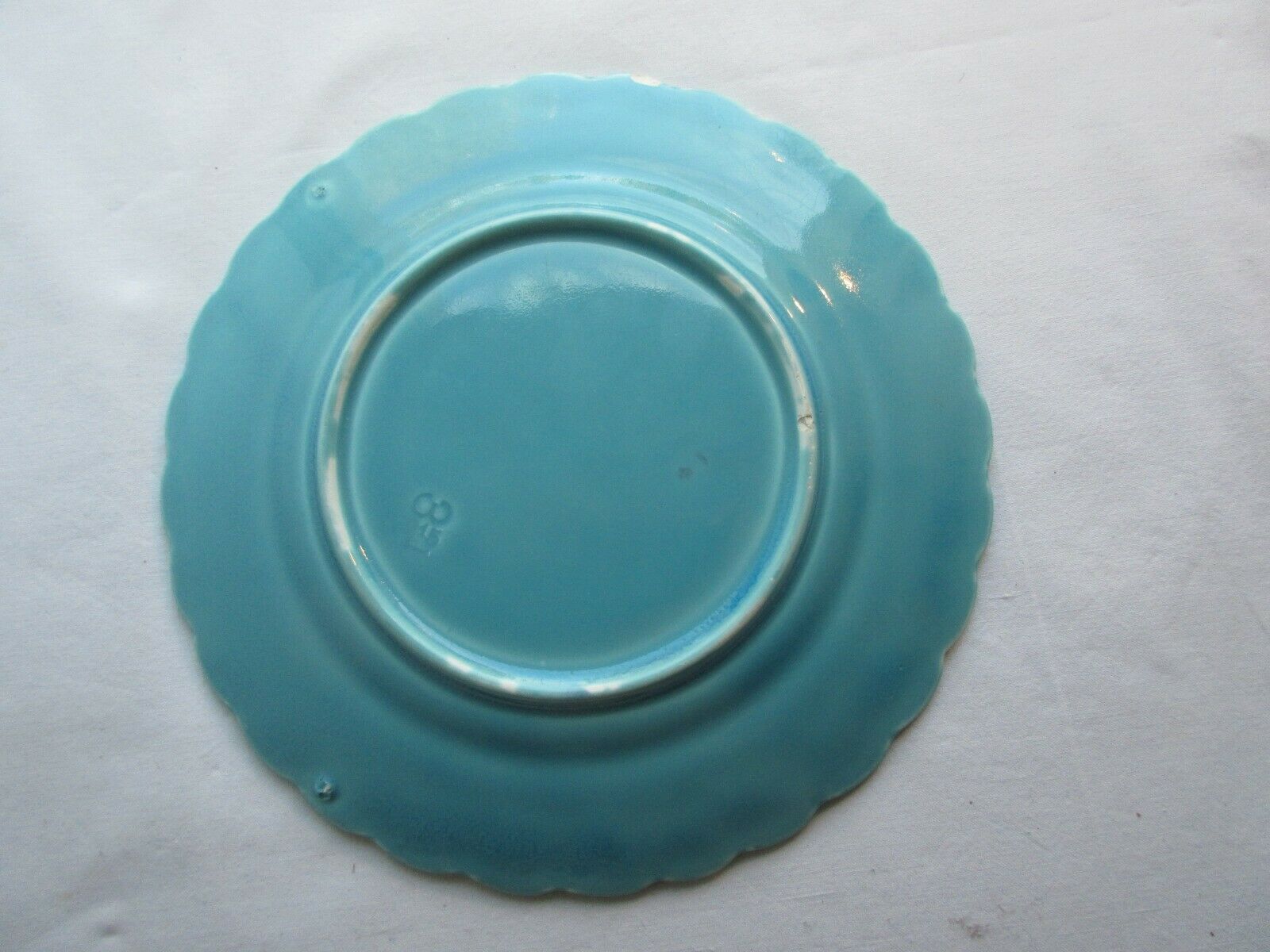 Blue barbotine plate of Sarreguemines: Birds pecking at yellow grapes