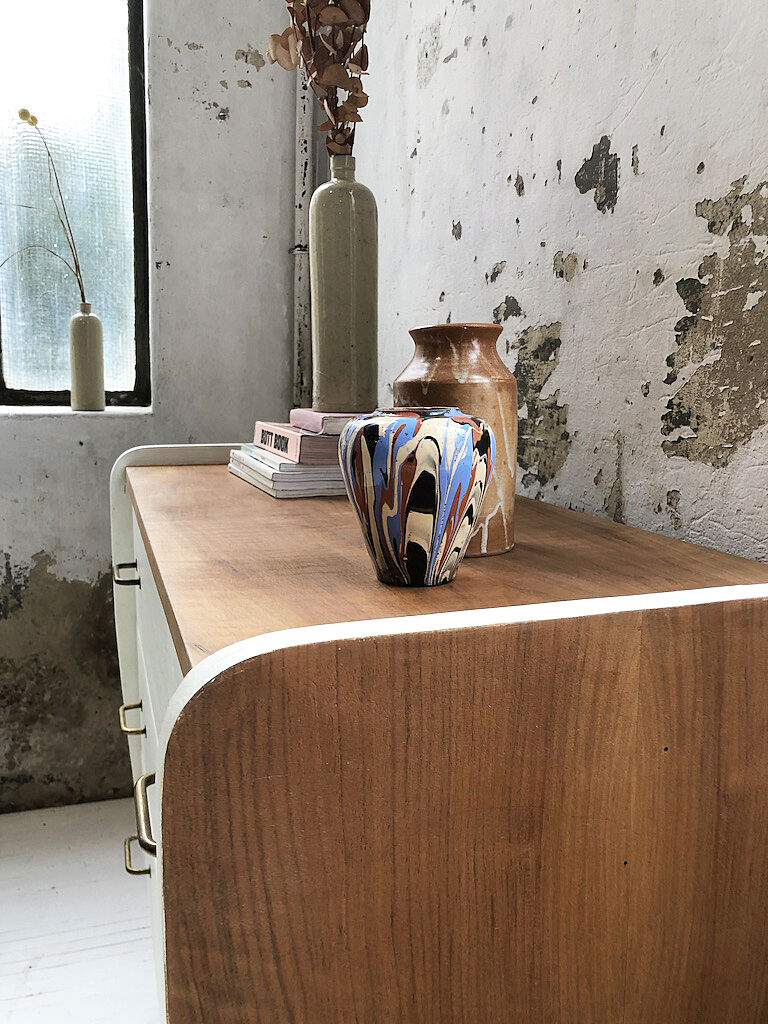 Vase dripping in varnished earth